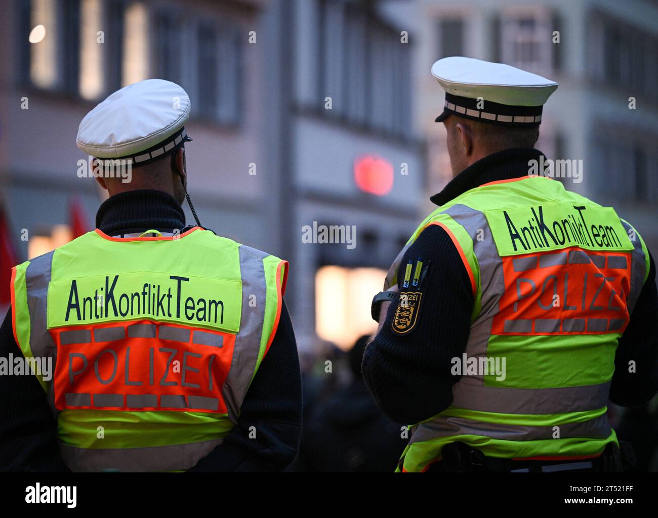 Tübingen 02.11.2023 zwei Polizisten mit Anti Konflikt Team Westen am Rande einer Kundgebung, rettet Gaza, auf dem Holzmarkt in der Tuebinger Innenstadt. *** Tübingen 02 11 2023 zwei Polizisten mit Anti-Konflikt-Teamwesten am Rande einer Kundgebung, Save Gaza, am Holzmarkt in Tübingen Ulmer Credit: Imago/Alamy Live News Stockfoto