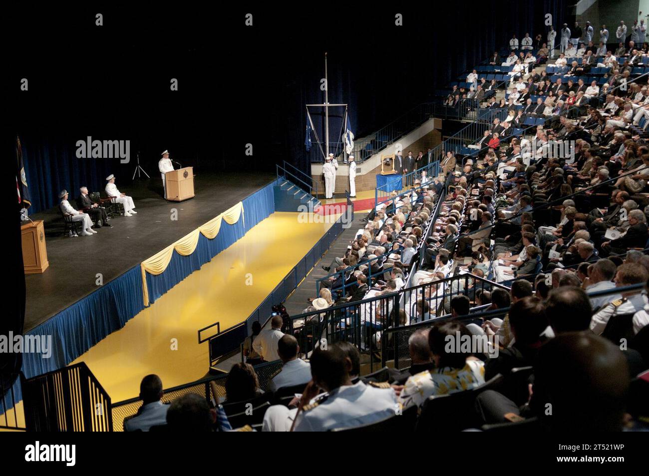 110923ZB612-074 ANNAPOLIS, Md. (23. September 2011) Chief of Naval Operations (CNO) ADM. Gary Roughead hält während des Kommandowechsels des CNO eine Rede, bei der er von Jonathan W. Greenert während einer Zeremonie an der U.S. Naval Academy in Annapolis, Md. Entlastet wurde Marineblau Stockfoto