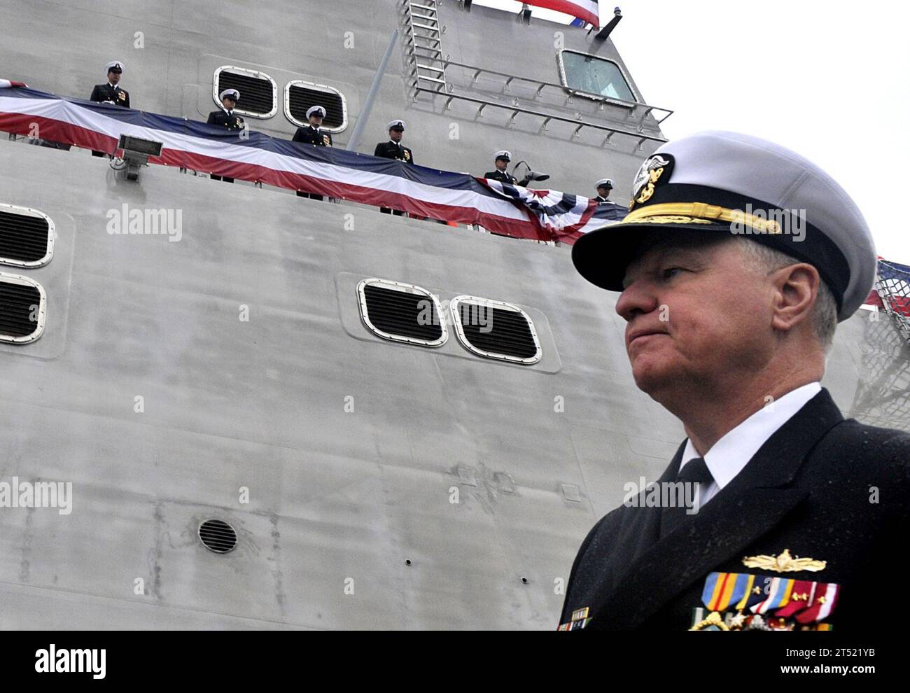 1001168273J-231 MOBILE, Ala. (16. Januar 2010) Chief of Naval Operations (CNO) ADM. Gary Roughead nimmt an der Zeremonie des neuesten Küstenkampfschiffs USS Independence (LCS 2) Teil. Marineblau Stockfoto