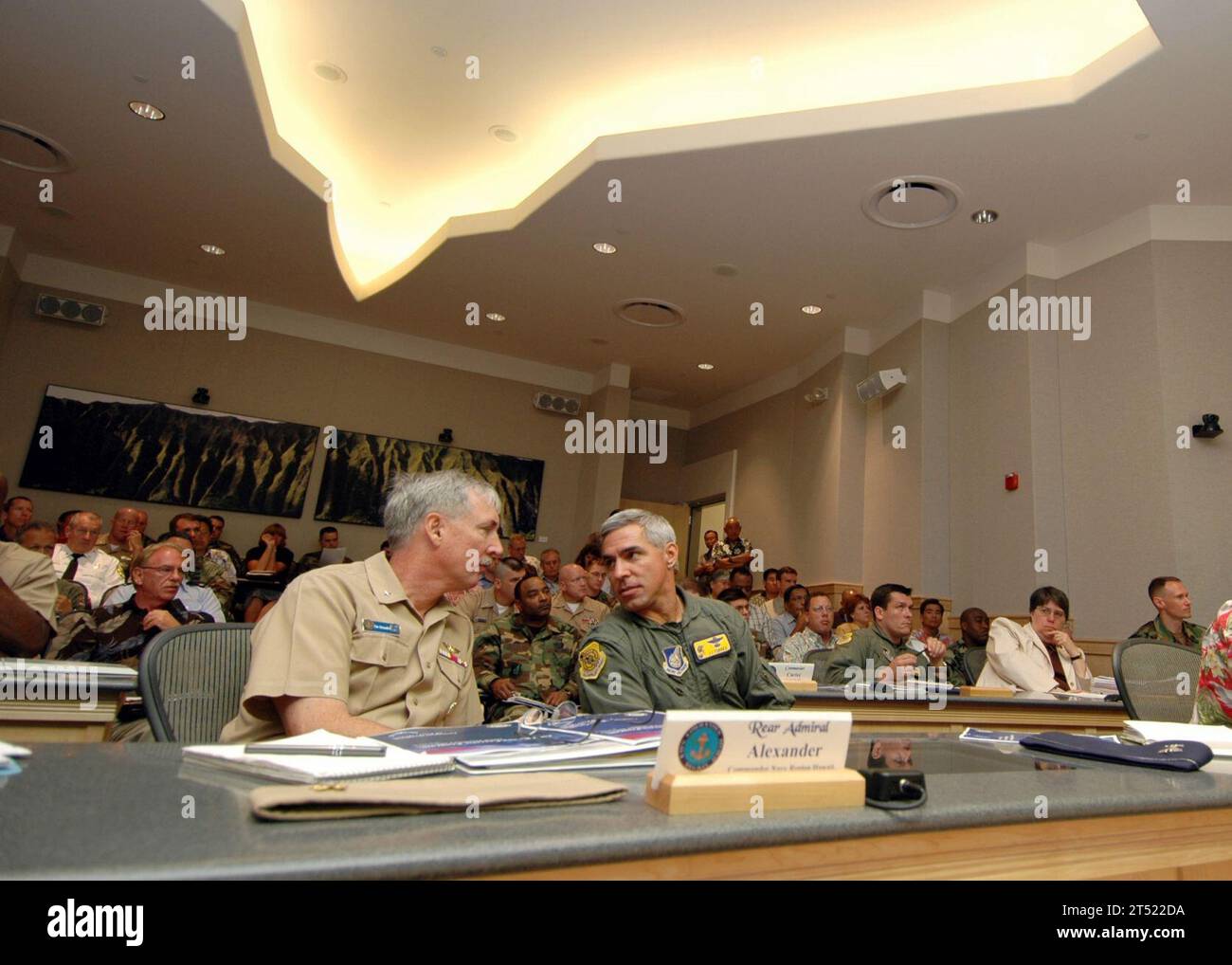 0706180879R-001 LUFTWAFFENSTÜTZPUNKT HICKAM, Hawaii (18. Juni 2007) - Rear ADM. T. G. Alexander, Kommandant der Navy Region Hawaii, und Hickam Air Force Base Commander, Colonel J. J. Torres diskutieren einige der Punkte, die während der Joint Base Pearl Harbor-Hickam Table Top Exercise Initial Planning Conference vorgetragen wurden. US Navy Stockfoto