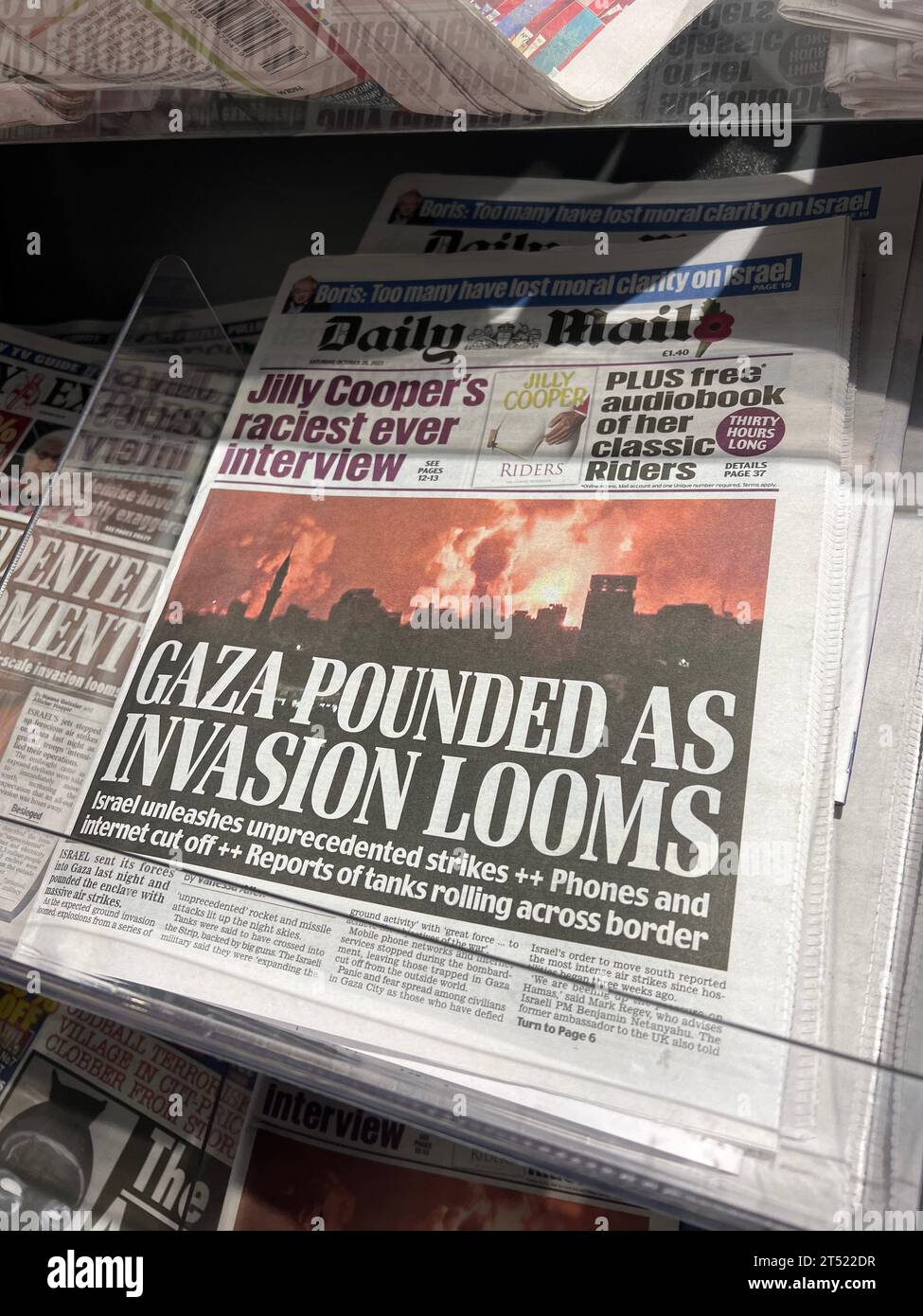 Ein Blick auf die Titelseite der britischen Tageszeitung Daily Mail am 28. Oktober 2023 als israelische Invasion in Gaza durch Israel während des israelisch-palästinensischen Konflikts 2023 immer mehr möglich wurde. Die Schlagzeile lautet: „Gazastreifen wird gestoßen, während die Invasion beginnt“ Stockfoto