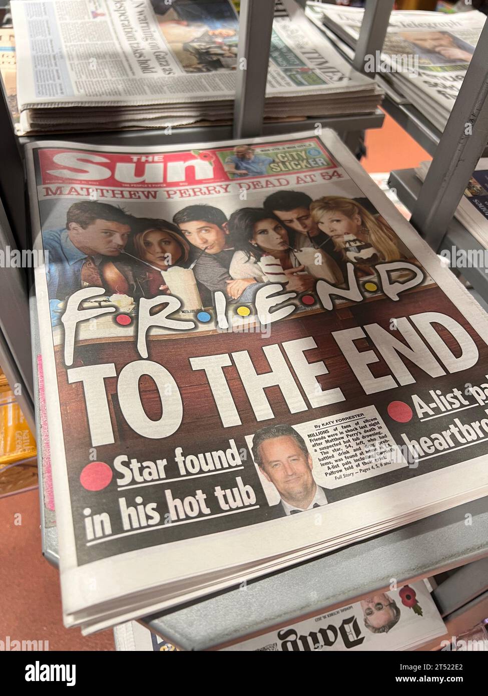 Eine allgemeine Ansicht der Titelseite der populären britischen Zeitung „The Sun“ am Tag, nachdem der Freundesstar Matthew Perry tot in seinem Haus in Los Angeles aufgefunden wurde, und an dem Tag, an dem die Nachricht an die Öffentlichkeit in Großbritannien ging Stockfoto