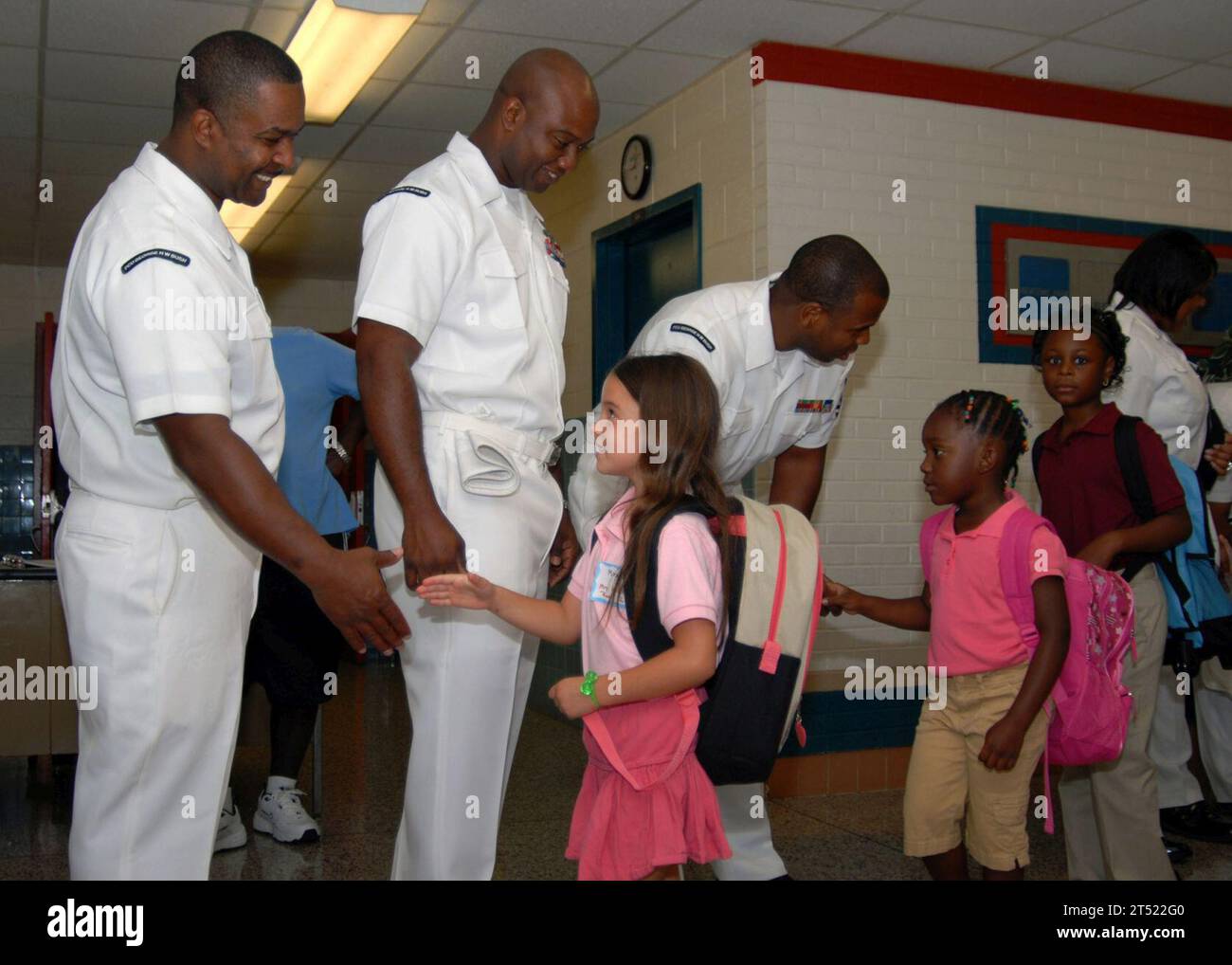 0709045658B-039 NEWPORT NEWS, Virginia (4. September 2007) - die Seeleute der PreCommissioning Unit (PCU) George H. W. Bush (CVN 77) beginnen ihr Adoption-A-School-Programm mit der Newsome Park Elementary School in Newport News, indem sie Schüler am ersten Schultag treffen und begrüßen. Mehr als 30 Matrosen von PCU Bush verbrachten den Morgen in der Schule und während des gesamten Schuljahres werden Matrosen von PCU Bush die Schüler betreuen, unterrichten und vorlesen. US Navy Stockfoto