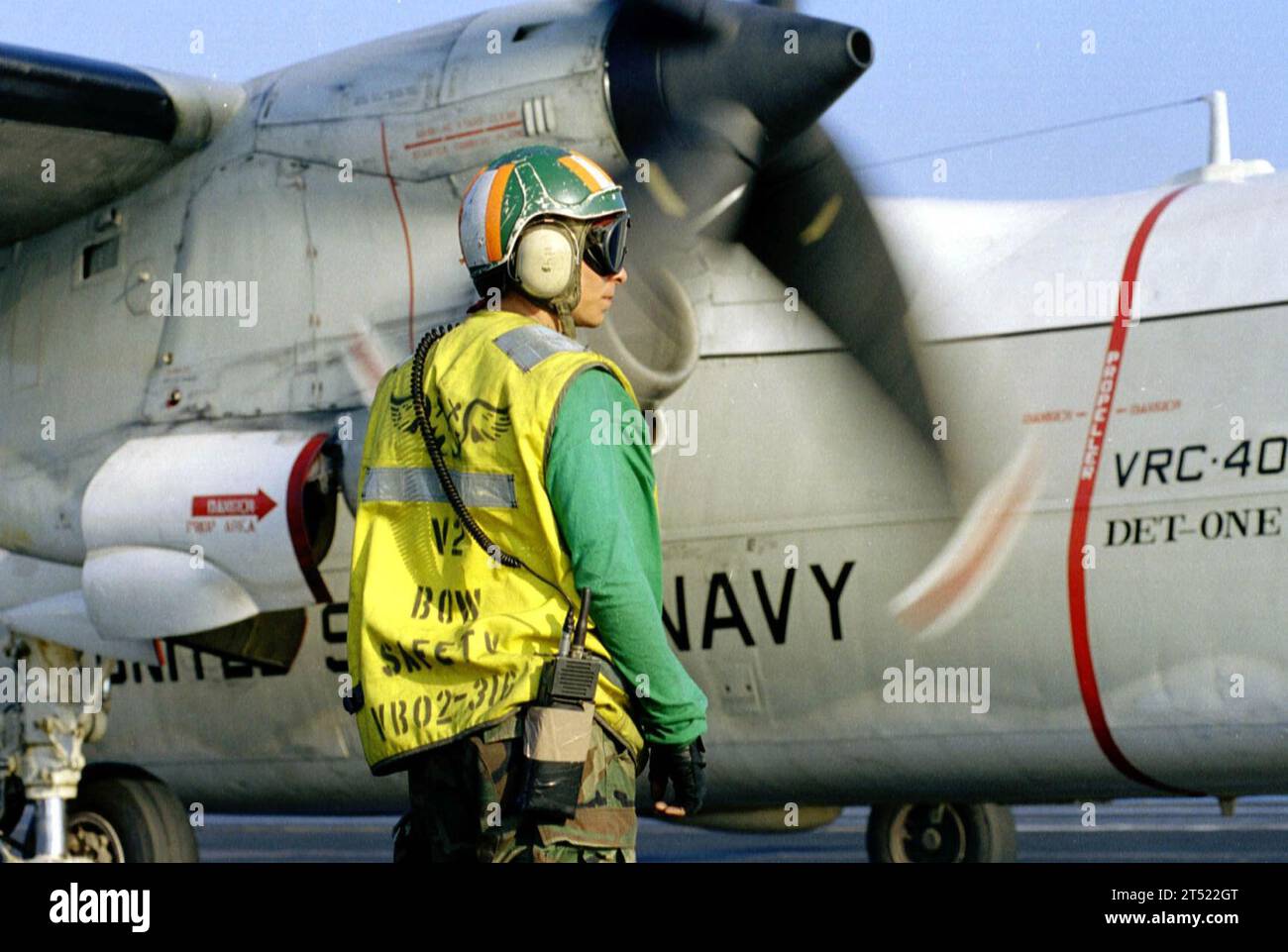 adriatic Sea, Flugzeugträger, CVN 71, E-2C, Jagdschwadron One Four, Flugdeck, Flugoperationen, Hawkeye, Operation allied Force, Leute, Seeleute, uss theodore roosevelt Stockfoto