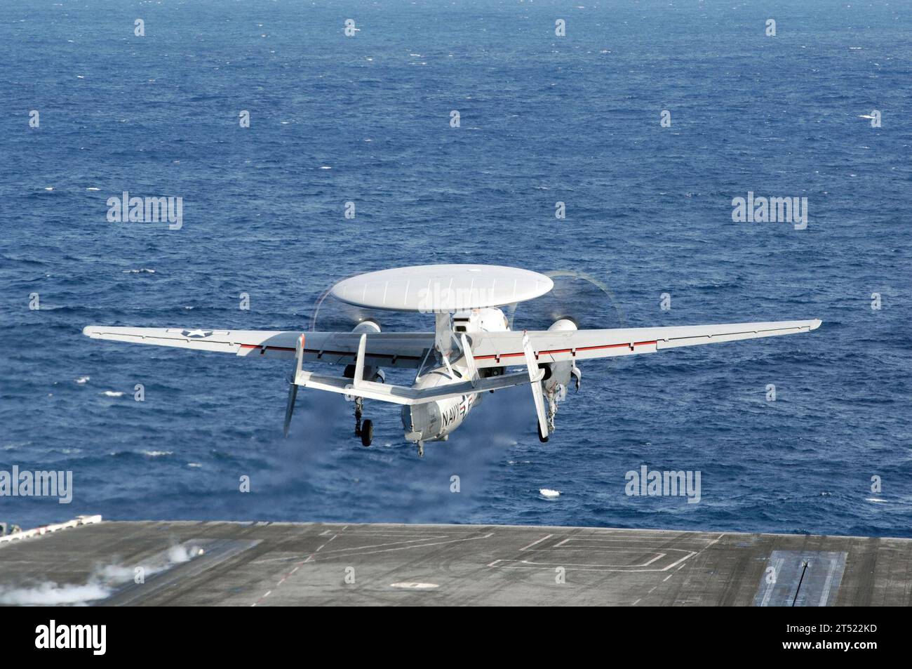 1102013904I-004 ATLANTIC OCEAN (1. Februar 2011) eine E-2D Advanced Hawkeye, die der Air Test and Evaluation Squadron (VX) 20 zugeordnet ist, startet erstmals von einem Flugzeugträger. Das ТDУ-Modell befindet sich an Bord des Flugzeugträgers USS Harry S. Truman (CVN 75), um die Eignung der Flugzeugträger vor der Auslieferung an die Flotte zu testen. Harry S. Truman unterstützt die Qualifikation von Flottenersatzgeschwadern. (U.S. Navy Stockfoto