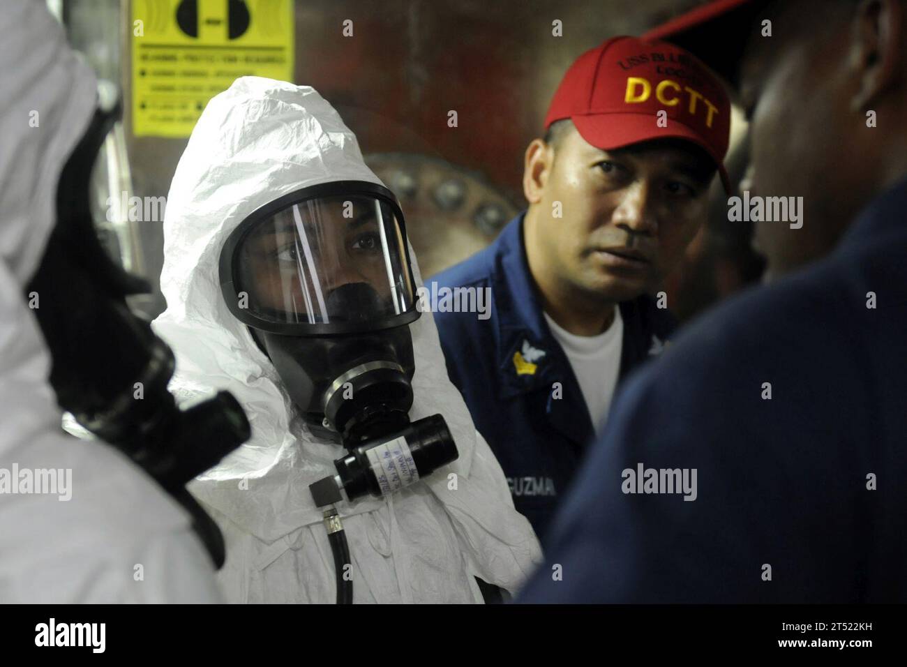 Fortschrittliche Chemikalienschutzkleidung, fliegendes Team, lcc 19, Bohrmaschine für giftiges Gas, USS Blue Ridge Stockfoto