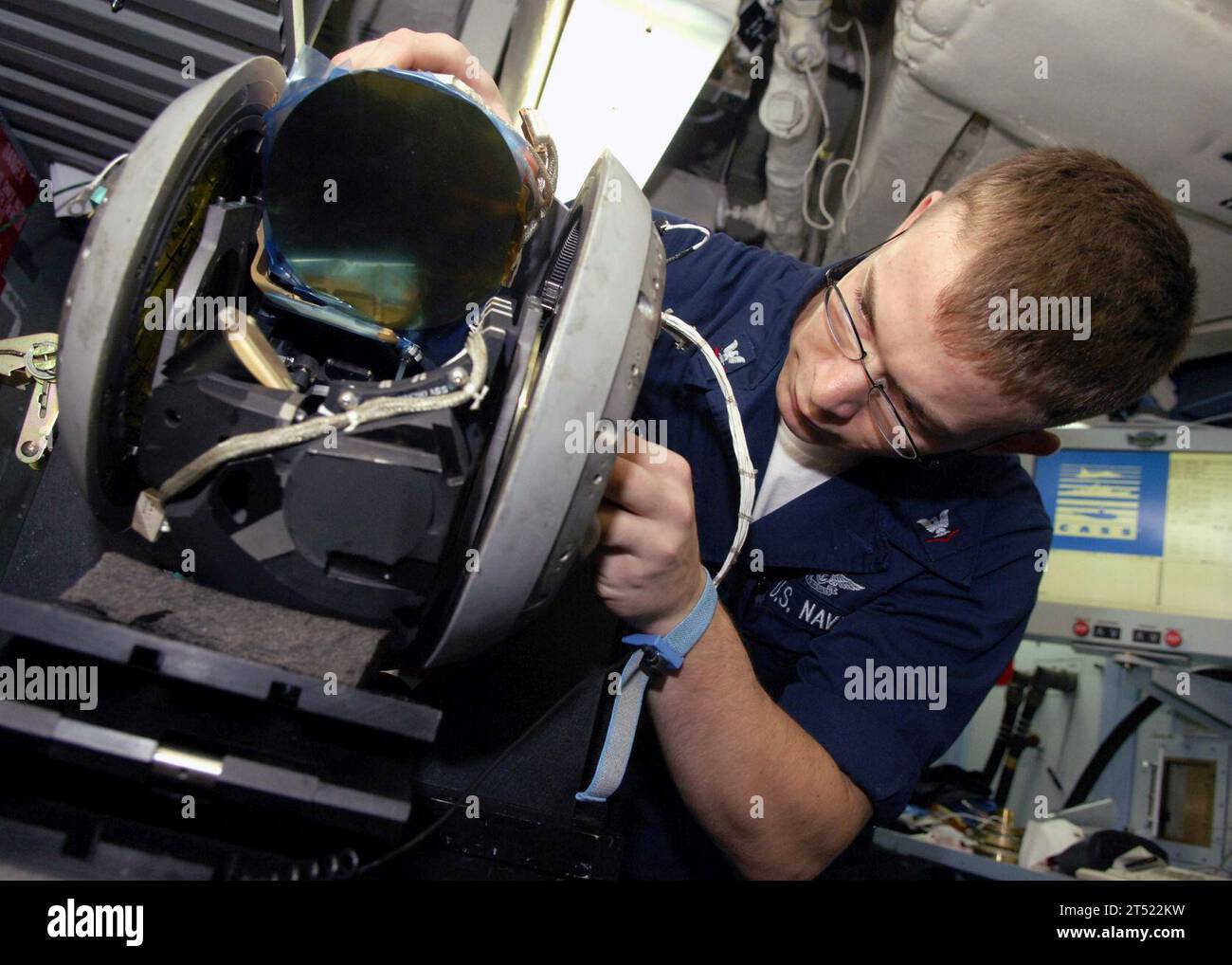 Shop 4 der Advanced Intermediate Maintenance Division, Advanced Targeting Forward Looking Infrarot Pod (AT FLIR), Carrier Air Wing (CVW) 1, nuklearbetriebener Flugzeugträger USS Enterprise (CVN-65), Persischer Golf, sechsmonatiger Einsatz Stockfoto