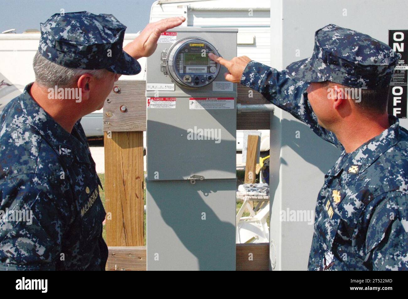 1010287181G-002 KINGSVILLE, Texas (28. Oktober 2010) Captain Mark McLaughlin, Befehlshaber der Naval Air Station Kingsville, links, hört als Offizier für öffentliche Arbeiten Cmdr. Troy Hamilton erläutert, wie das Programm „Intelligente Zähler“ der Advanced Metering Infrastructure funktioniert. Die Messgeräte helfen dem Befehl, den Stromverbrauch zu verfolgen und den Energieverbrauch zu steuern. Kingsville war das erste Kommando der Navy Region Southeast, das die intelligenten Zähler installierte, als der erste Zähler im Wohnmobilpark der Luftstation installiert wurde. Das Kommando plant, 158 intelligente Zähler in der Basis zu installieren. (U.S. Navy Stockfoto