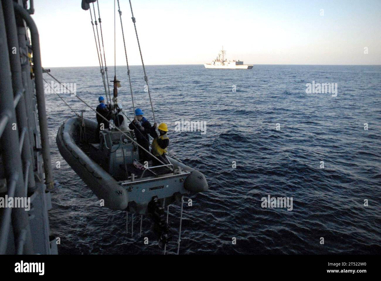 0701223888C-002 Ägäische See (22. Januar 2007) - Seeleute, die dem Lenkraketenkreuzer USS Monterey (CG 61) zugewiesen sind, senken das shipХs Starrrumpf Schlauchboot (RHIB) ab, um das VBSS-Team (Visit, Board, Search and Beschlagure) zu transportieren, um eine Boarding-Übung an Bord des türkischen Schiffes Gokceada (F-494) durchzuführen. Monterey ist das Flaggschiff der Standing NATO Maritime Group Two (SNMG2) und bereitet sich derzeit auf die Teilnahme an Operationen zur Unterstützung der Operation Active Endeavor vor. US Navy Stockfoto