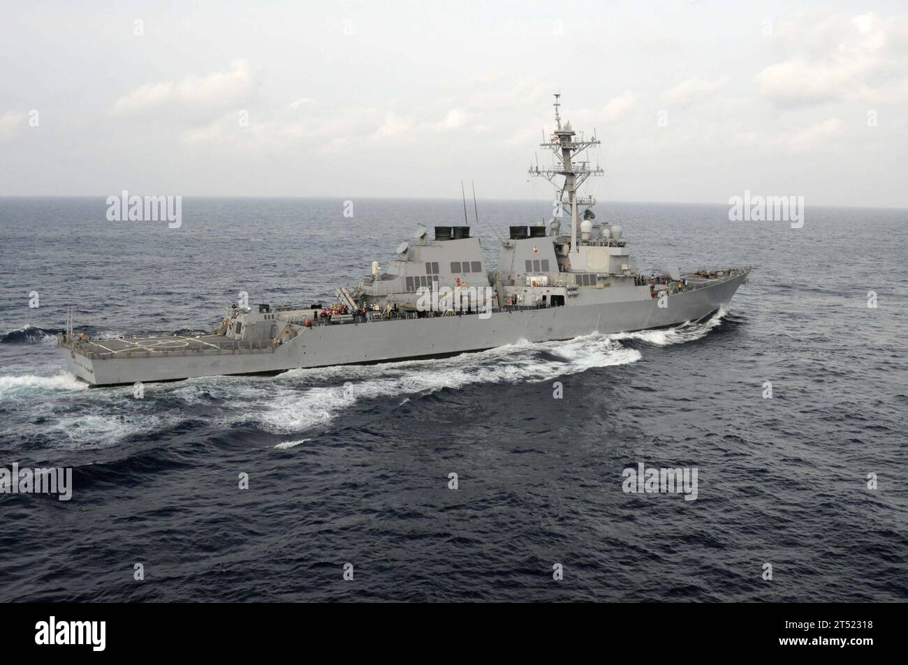 1102189094S-195 PAZIFISCHER OZEAN (18. Februar 2011) der Lenkraketenzerstörer USS Stethem (DDG 63) richtet Kurs auf die Vorbereitung einer laufenden Wiederauffüllung im Pazifischen Ozean aus. Marineblau Stockfoto