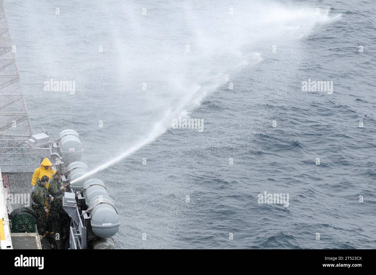 1006302918M-158 PACIFIC OCEAN (30. Juni 2008) Seeleute an Bord des Flugzeugträgers USS Nimitz (CVN 68) testen eine Schlauchstation mit wässrigem Film bildendem Schaum (AFFF). AFFF ist ein Löschmittel, das Brände an Bord ersticken kann. Nimitz führt Seeversuche vor der Küste Südkaliforniens durch. Marineblau Stockfoto