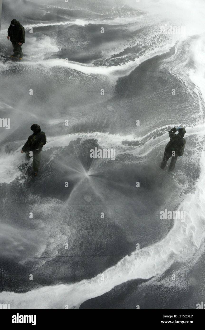 1006302953J-618 PACIFIC OCEAN (30. Juni 2010) Seeleute führen auf dem Flugdeck des Flugzeugträgers USS Nimitz (CVN 68) einen AFFF-Systemtest durch. AFFF ist ein Löschmittel, das Brände an Bord ersticken kann. Nimitz führt Seeversuche vor der Küste Südkaliforniens durch. Marineblau Stockfoto