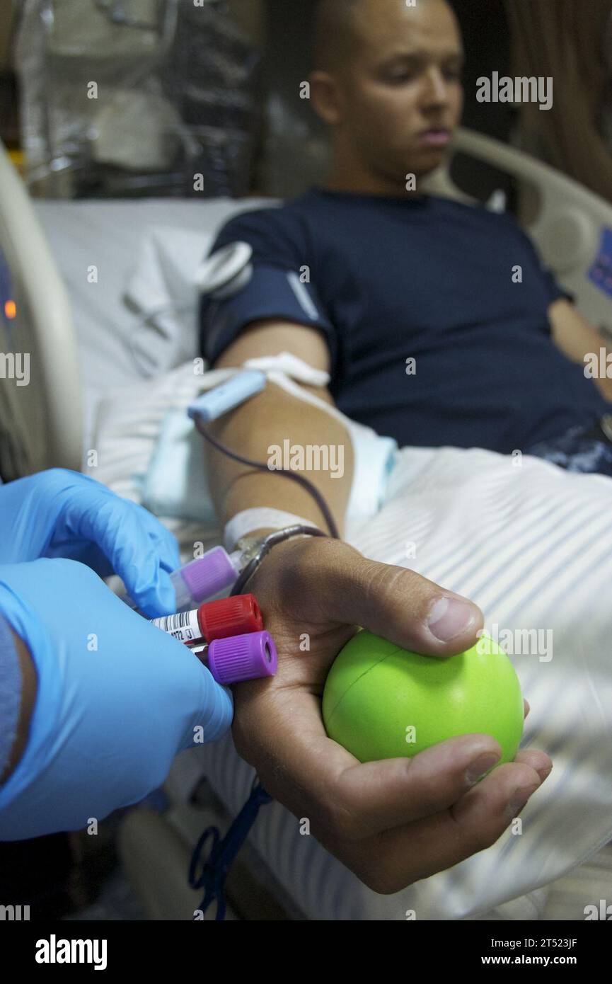 Afghanistan, amphibisches Angriffsschiff, Blut, Bluttrieb, Blutreserven, Irak, Militärangehörige, Marine, Supplement, U.S. Navy, USS Bonhomme Richard (Linkslenkung 6) Stockfoto