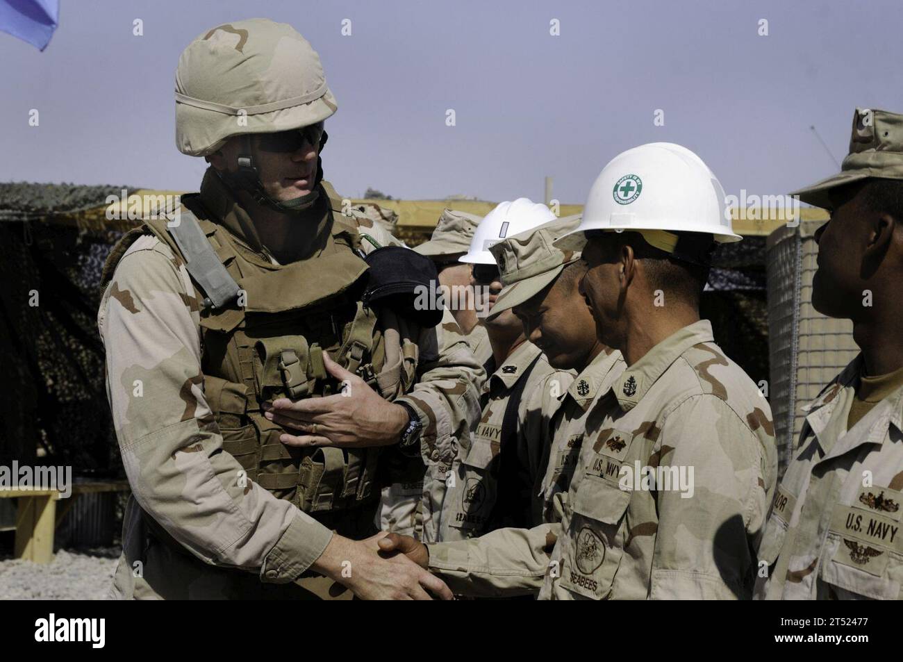 1009256436W-010 DEH DADI II, AFGHANISTAN (25. September) Commander. Glenn W. Hubbard, ehemaliger Befehlshaber des Naval Mobile Construction Battalion (NMCB) 40, verabschiedet sich von seiner Crew, bevor er zu seinem neuen Dienst aufbricht. Marineblau Stockfoto