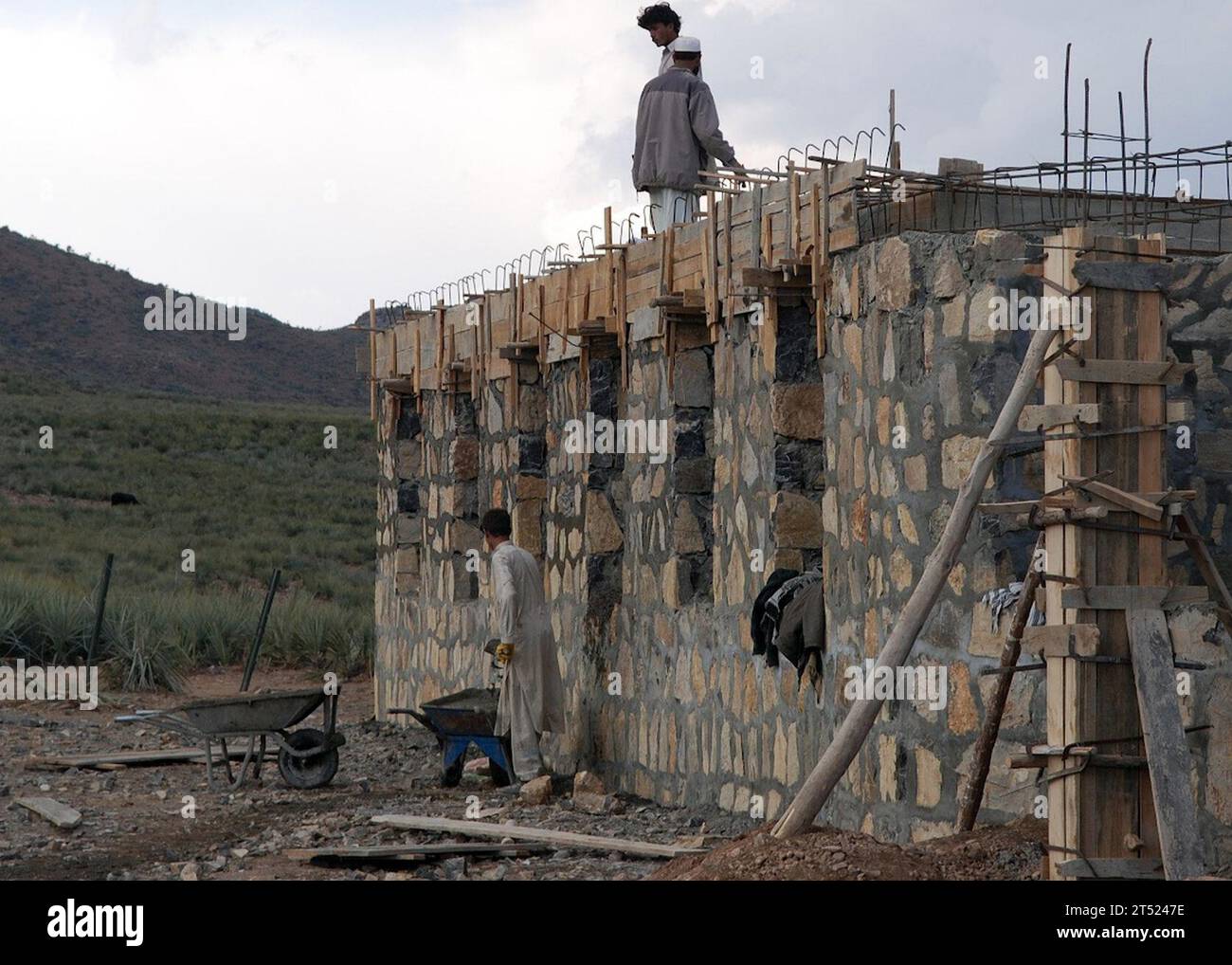 0712130676F-034 JAJI MAIDAN, Afghanistan (13. Dezember 2007) Provincial Reconstruction Team (PRT) Khost hat fünfzig Schulen finanziert, die die Bedingungen für Zehntausende von Schülern verbessern sollen, die gezwungen sind, Klassen ohne Unterrichtsräume zu besuchen. US Navy Stockfoto