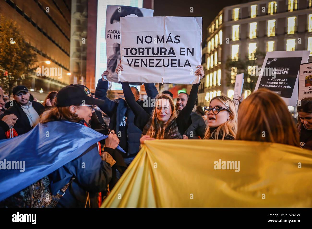 Die venezolanische Aktivistin Lilian Tintori trägt während der Demonstration ein Plakat. Venezolanische Dissidenten Asyl in Madrid haben auf dem Madrider Callao-Platz gegen die Regierung von Nicolas Maduro und ihre diktatorischen Praktiken mit dem Volk Venezuelas protestiert. Stockfoto