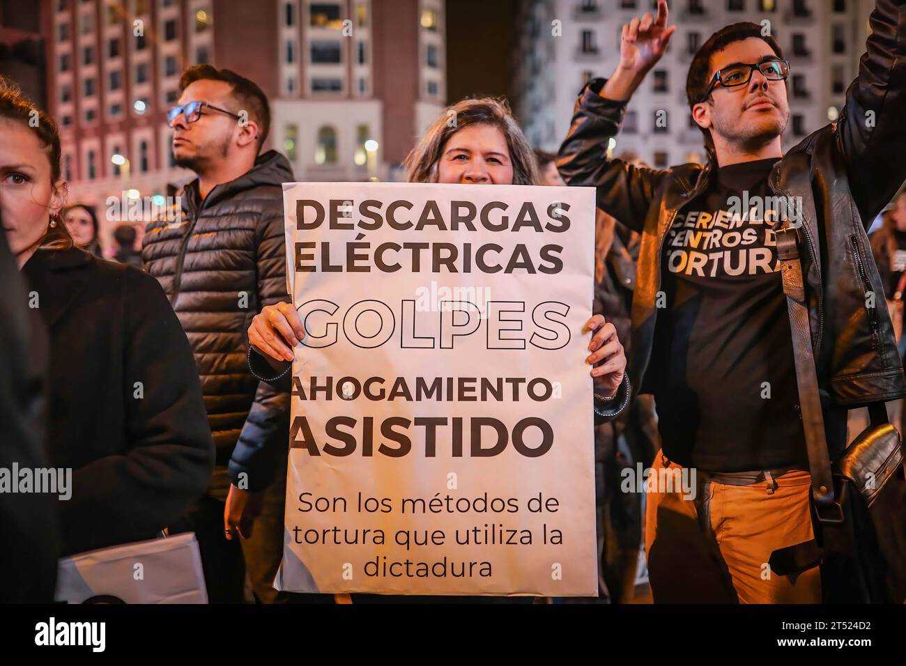 Ein venezolanischer Aktivist trägt während der Demonstration ein Plakat. Venezolanische Dissidenten Asyl in Madrid haben auf dem Madrider Callao-Platz gegen die Regierung von Nicolas Maduro und ihre diktatorischen Praktiken mit dem Volk Venezuelas protestiert. Stockfoto