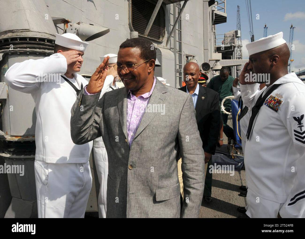 1001231429M-036 dar es SALAAM, Tansania (23. Januar 2010) Präsident Jakaya Mrisho Kikwete, Front, von Tansania, und der US-Botschafter in Tansania Alfonso Lenhardt, gehen an Bord der East Platform der Africa Partnership Station (APS), der Fregatte USS Nicholas (FFG 47). Kikwete und Lenhardt sind an Bord von Nicholas, um mit Seeleuten zu besuchen und APS East und seine Beteiligung an Tansania zu diskutieren. APS East ist in Tansania, um an einem maritimen und kulturellen Austausch mit der tansanischen Marine teilzunehmen. Marineblau Stockfoto