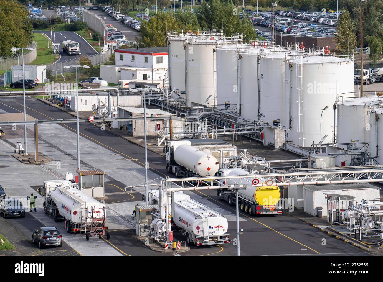 Flughafen Düsseldorf, Tanklager, hier werden die Tankwagen gefüllt, die Flugbenzin, Kerosin, zu den Fliegern bringen um sie betanken, Skytanking, Luftverkehr DUS *** Flughafen Düsseldorf, Tanklager, hier werden die Tankwagen gefüllt, die den Flugbenzin, Kerosin, zu den Flugzeugen bringen, um sie zu tanken, skytanking, Flugverkehr DUS Credit: Imago/Alamy Live News Stockfoto