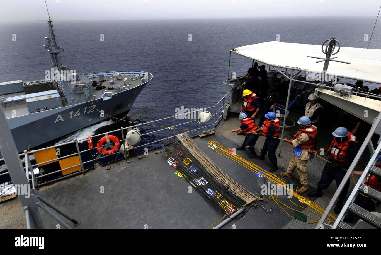 1003247948C-286 GOLF VON GUINEA (24. März 2010) Seeleute, die das Amphibienschiff USS Gunston Hall (LSD 44) der Whidbey Island-Klasse zugeteilt haben, heben während einer laufenden Auffüllung mit dem Kampfunterstützungsschiff der deutschen Marine Typ 702 Berlin-Klasse Frankfurt am Main (A 1427) eine Telefon- und Entfernungslinie an. wird während einer laufenden Auffüllung eingezogen. Gunston Hall ist Teil der Africa Partnership Station West, einer internationalen Initiative, die von Naval Forces Europe und Naval Forces Africa entwickelt wurde, um die Sicherheit und Sicherheit auf dem afrikanischen Kontinent zu verbessern. Marineblau Stockfoto