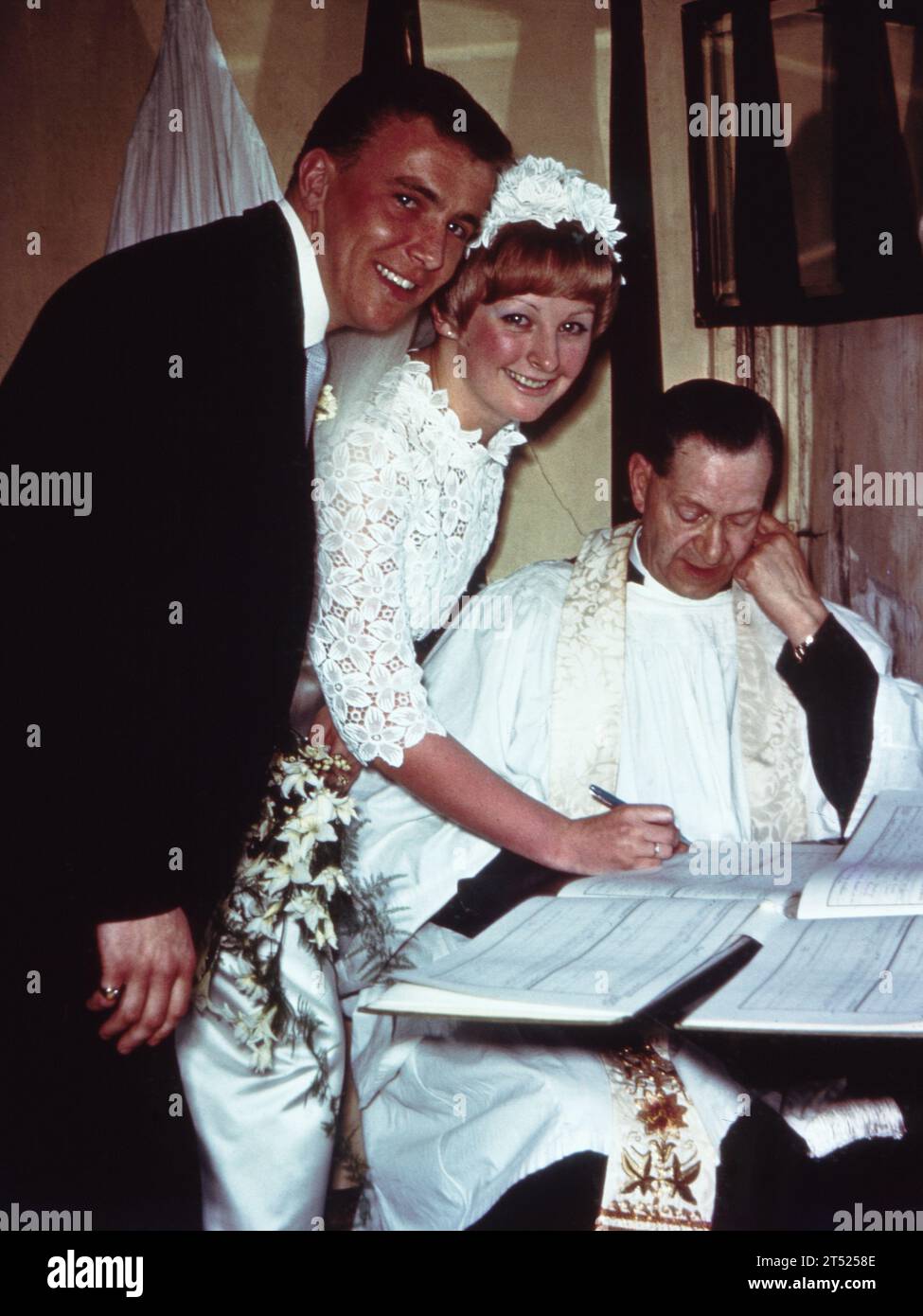 ENGLAND, UK: Ein alter Farbdiafilm einer englischen Hochzeit in den 1960er oder 1970er Jahren Stockfoto