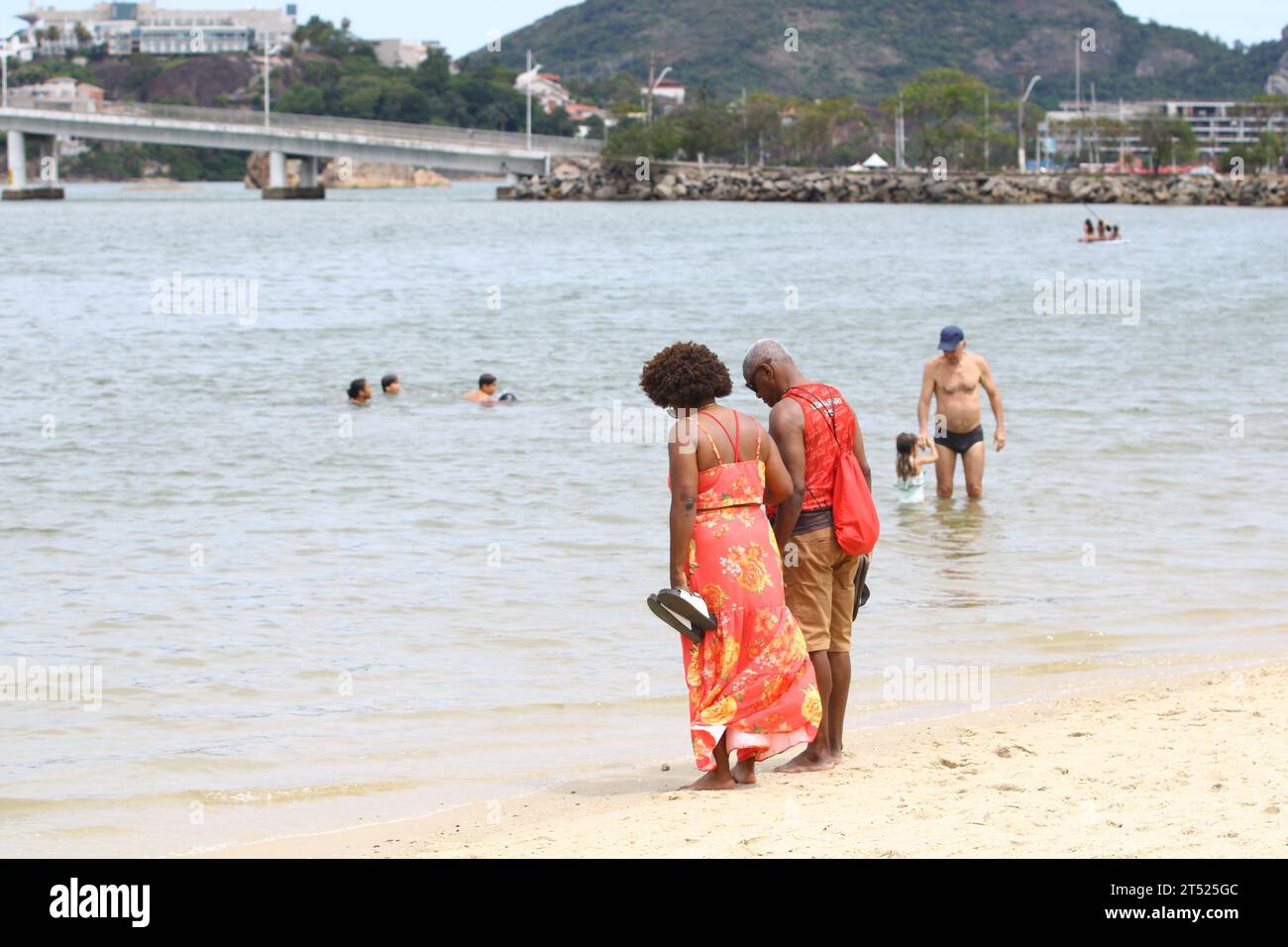 Vitoria, Espirito Santo, Brasilien. November 2023. VITORIA (es), 02.11.2023-FINADOS/PRAIA DO CANTO/PRACA DO YATE- es gibt eine gute Bewegung der Badenden am Canto Strand in Vitoria es und auch in Praia do Iate an diesem Donnerstag während des All Souls' Day (02). (Foto: Edson de Souza/Thenews2/Zumapress) (Foto: © Edson de Souza/TheNEWS2 via ZUMA Press Wire) NUR REDAKTIONELLE VERWENDUNG! Nicht für kommerzielle ZWECKE! Stockfoto