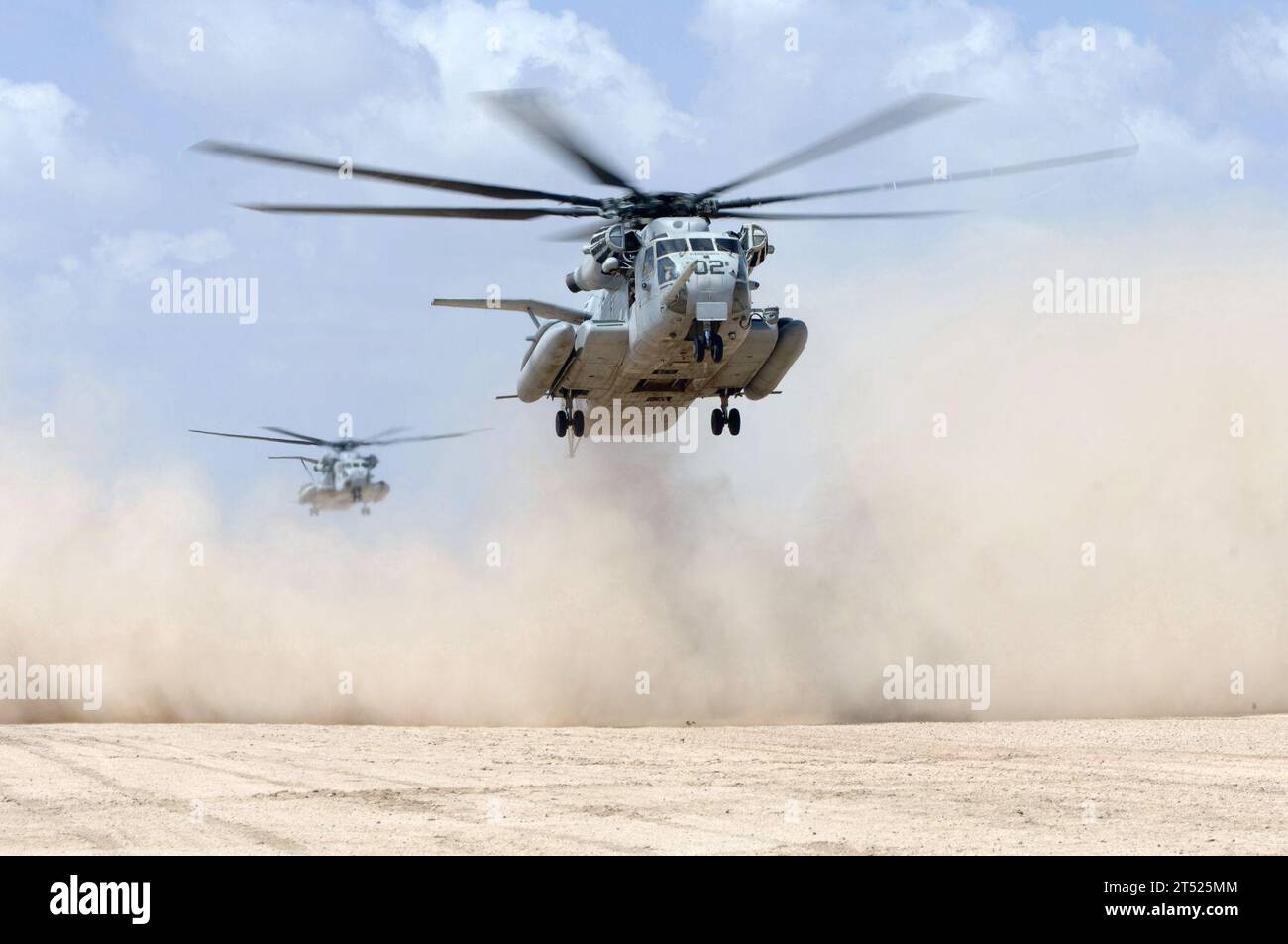 0711120509T-003 OBOCK, Djibouti (12. November 2007) zwei CH-53 Hubschrauber des U.S. Marine Corps, die der 464th Marine Heavy Helicopter Squadron, Combined Joint Task Force-Horn of Africa (CJTF-HOA) zugeordnet sind, transportieren während eines Besuchs im Rahmen eines Key Leadership Engagement bedeutende Besucher und CJTF-HOA-Projekte. US Air Force Stockfoto