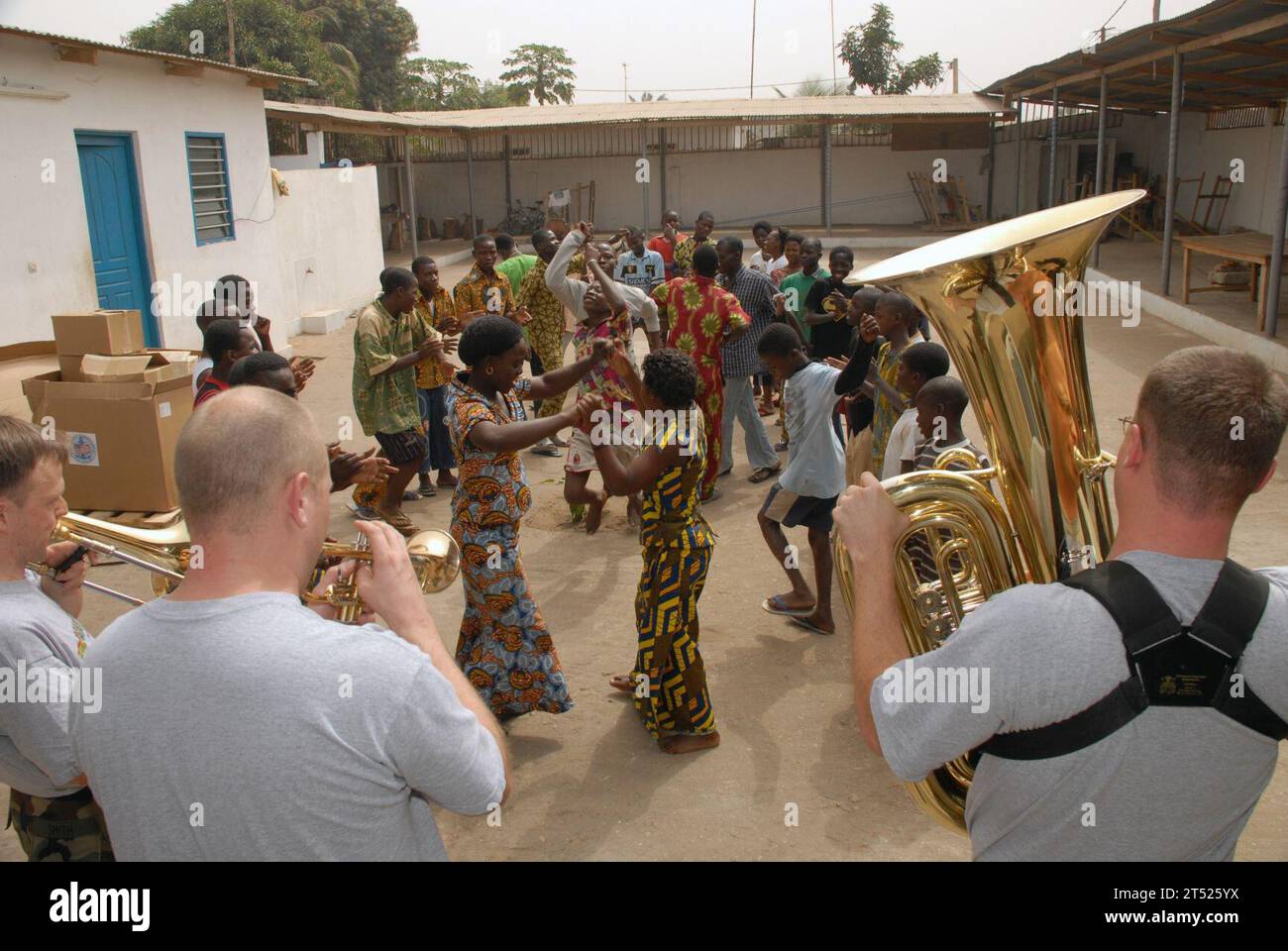 0801300193M-206 LOME, Togo, (30. Januar 2008) der Kommandeur, Naval Forces Europe Brass Quartet tritt im Centre d' Accueil Waisenhaus während eines Besuchs von Seeleuten der Africa Partnership Station (APS) auf. Nach dem Auftritt spendeten Freiwillige von APS Spielzeug und Hygieneprodukte an die Kinder. Die APS ist Teil der neuen kooperativen maritimen Strategie der Marine, die multinationale Anstrengungen umfasst, um die Sicherheit und Gefahrenabwehr im Seeverkehr durch transparente internationale Partnerschaften zu verbessern. US Navy Stockfoto