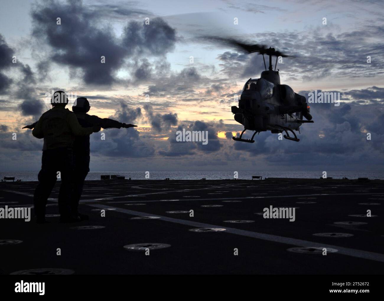 ah-1w Kobra, Amphibientransportschiff, Flying Tigers, Hubschrauber, HMM-262, Marine Medium Helicopter Squadron262, Navy, U.S. Navy, USS Denver (LPD 9) Stockfoto