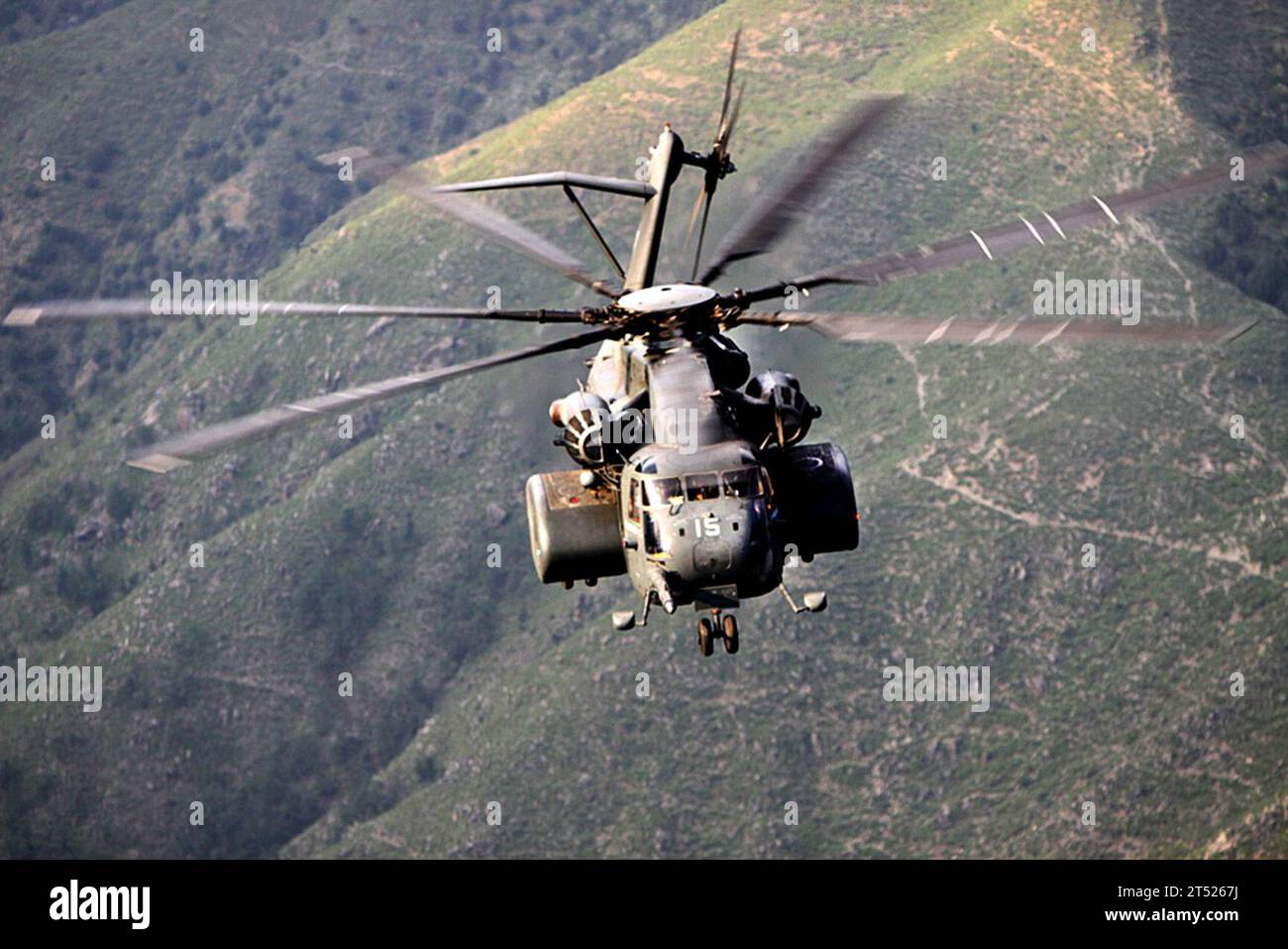 1008213497D-437 KHYBER-PAKHTUNKHWA, PROVINZ, Pakistan (21. August 2010) Ein Sea Dragon der US-Marine MH-53E, der der Helicopter Mine Countermeasures Squadron (HM) 15, Abteilung 2, zugewiesen ist, führt schwere Lifteinsätze während der Hilfseinsätze in Pakistan durch. HM-15 ist an Bord des amphibischen Angriffsschiffs USS Peleliu (LHA 5), das die pakistanische Regierung und das pakistanische Militär mit schweren Hebekapazitäten in überfluteten Gebieten Pakistans unterstützt. (U.S. Navy Stockfoto