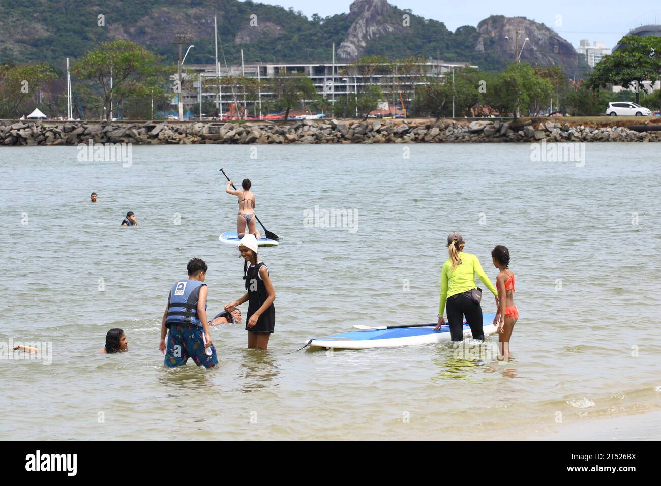 Vitoria, Espirito Santo, Brasilien. November 2023. VITORIA (es), 02.11.2023-FINADOS/PRAIA DO CANTO/PRACA DO YATE- es gibt eine gute Bewegung der Badenden am Canto Strand in Vitoria es und auch in Praia do Iate an diesem Donnerstag während des All Souls' Day (02). (Foto: Edson de Souza/Thenews2/Zumapress) (Foto: © Edson de Souza/TheNEWS2 via ZUMA Press Wire) NUR REDAKTIONELLE VERWENDUNG! Nicht für kommerzielle ZWECKE! Stockfoto