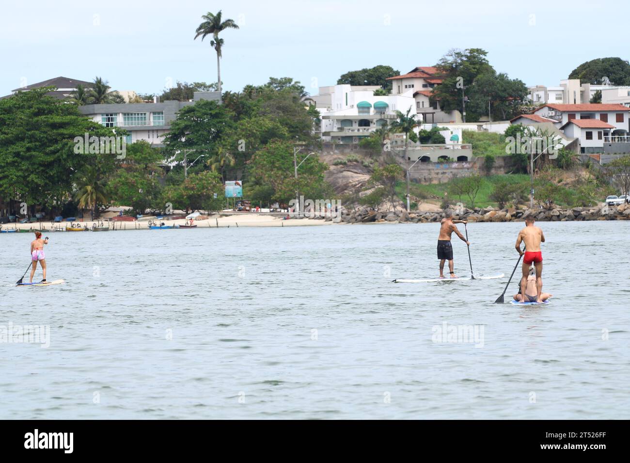 Vitoria, Espirito Santo, Brasilien. November 2023. VITORIA (es), 02.11.2023-FINADOS/PRAIA DO CANTO/PRACA DO YATE- es gibt eine gute Bewegung der Badenden am Canto Strand in Vitoria es und auch in Praia do Iate an diesem Donnerstag während des All Souls' Day (02). (Foto: Edson de Souza/Thenews2/Zumapress) (Foto: © Edson de Souza/TheNEWS2 via ZUMA Press Wire) NUR REDAKTIONELLE VERWENDUNG! Nicht für kommerzielle ZWECKE! Stockfoto