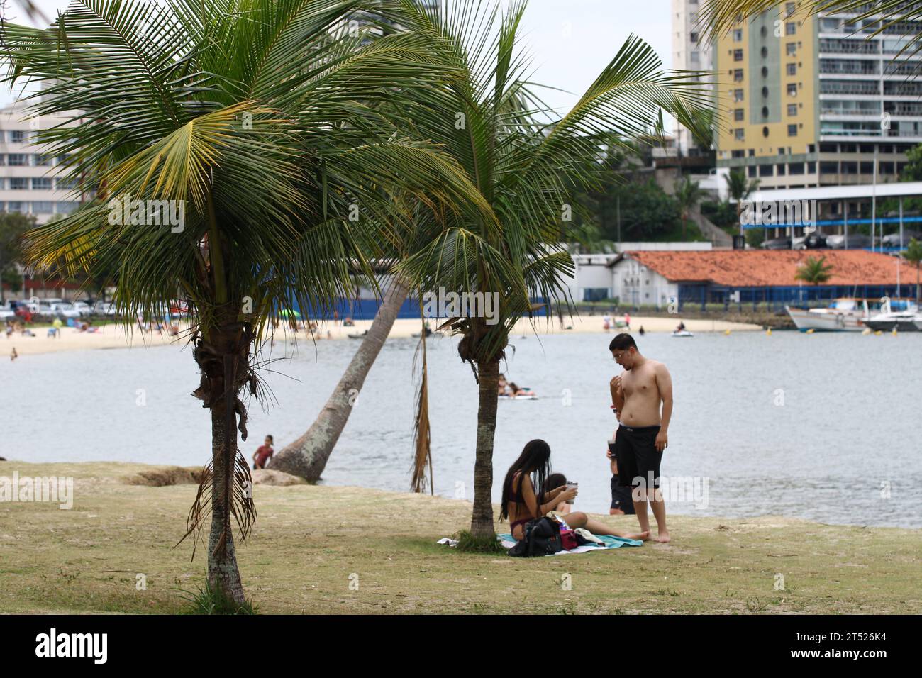 Vitoria, Espirito Santo, Brasilien. November 2023. VITORIA (es), 02.11.2023-FINADOS/PRAIA DO CANTO/PRACA DO YATE- es gibt eine gute Bewegung der Badenden am Canto Strand in Vitoria es und auch in Praia do Iate an diesem Donnerstag während des All Souls' Day (02). (Foto: Edson de Souza/Thenews2/Zumapress) (Foto: © Edson de Souza/TheNEWS2 via ZUMA Press Wire) NUR REDAKTIONELLE VERWENDUNG! Nicht für kommerzielle ZWECKE! Stockfoto