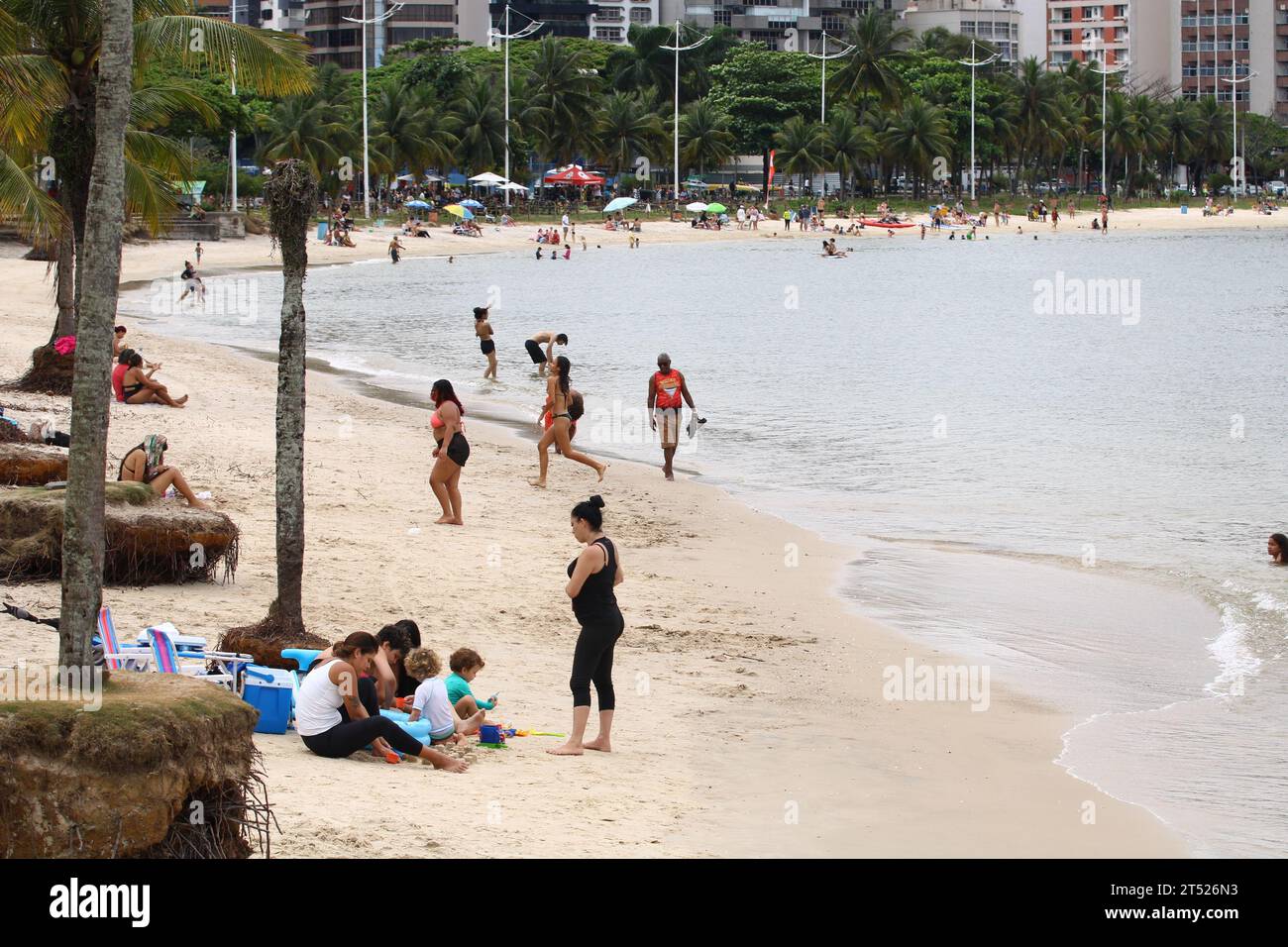 Vitoria, Espirito Santo, Brasilien. November 2023. VITORIA (es), 02.11.2023-FINADOS/PRAIA DO CANTO/PRACA DO YATE- es gibt eine gute Bewegung der Badenden am Canto Strand in Vitoria es und auch in Praia do Iate an diesem Donnerstag während des All Souls' Day (02). (Foto: Edson de Souza/Thenews2/Zumapress) (Foto: © Edson de Souza/TheNEWS2 via ZUMA Press Wire) NUR REDAKTIONELLE VERWENDUNG! Nicht für kommerzielle ZWECKE! Stockfoto