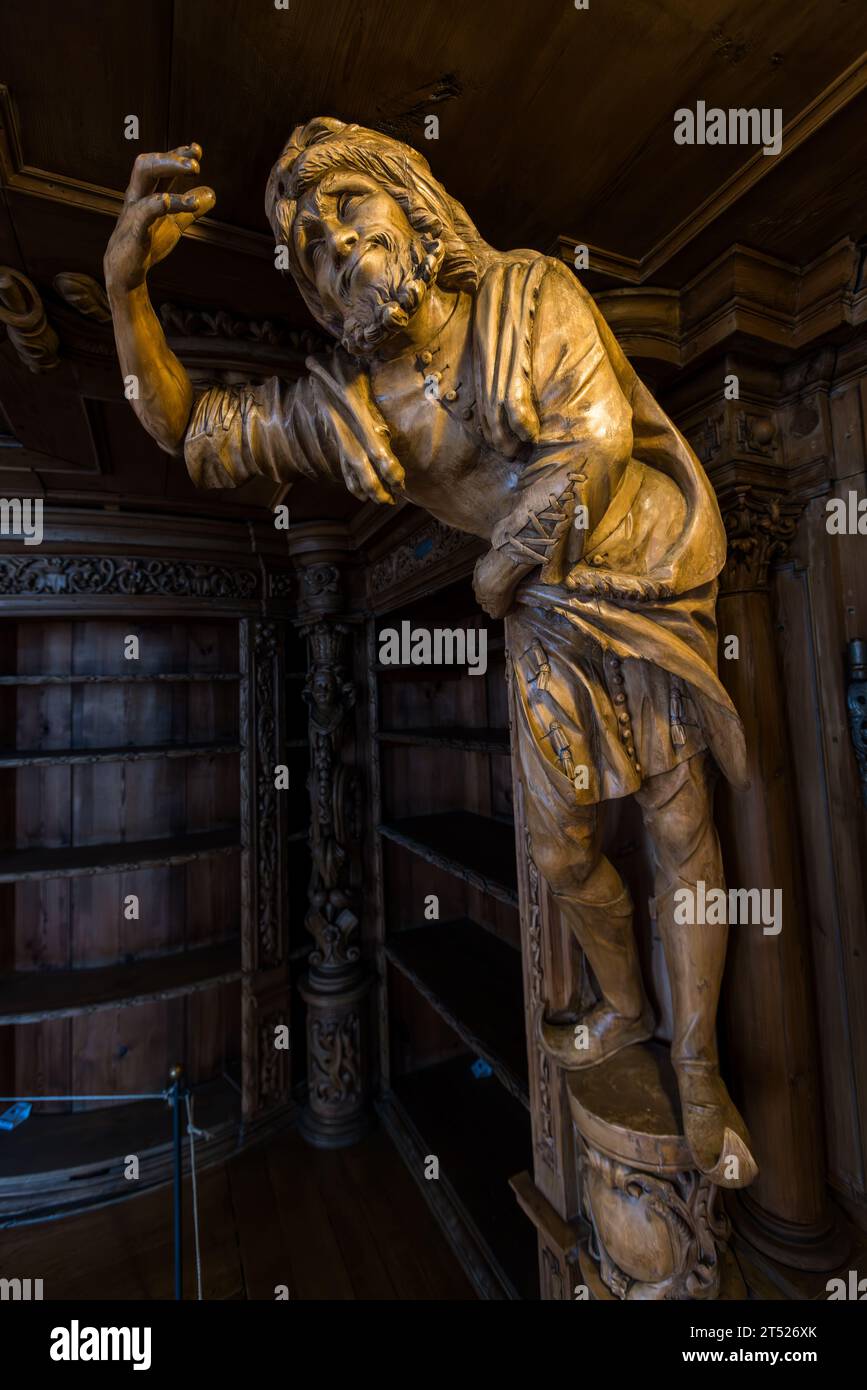 Eine hölzerne Figur des Stolzes, geschnitzt vom Bildhauer Karl Stilp um 1725, trägt ein Löwenfell wie einen Helm in der Klosterbibliothek von Waldsassen, ihre Pfoten baumeln vor dem Gewand. Waldsassen, Bayern, Deutschland. Stockfoto