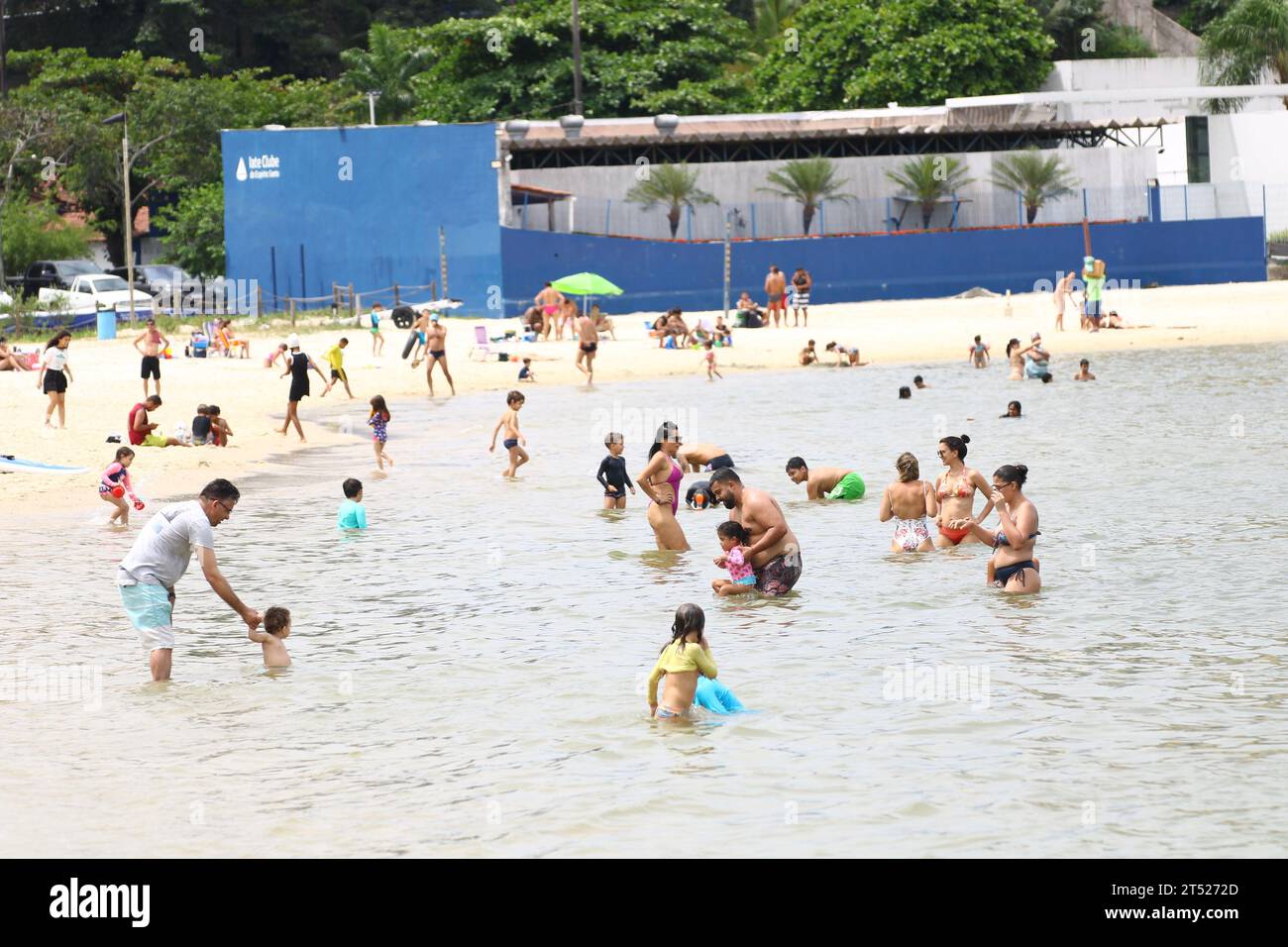 Vitoria, Espirito Santo, Brasilien. November 2023. VITORIA (es), 02.11.2023-FINADOS/PRAIA DO CANTO/PRACA DO YATE- es gibt eine gute Bewegung der Badenden am Canto Strand in Vitoria es und auch in Praia do Iate an diesem Donnerstag während des All Souls' Day (02). (Foto: Edson de Souza/Thenews2/Zumapress) (Foto: © Edson de Souza/TheNEWS2 via ZUMA Press Wire) NUR REDAKTIONELLE VERWENDUNG! Nicht für kommerzielle ZWECKE! Stockfoto