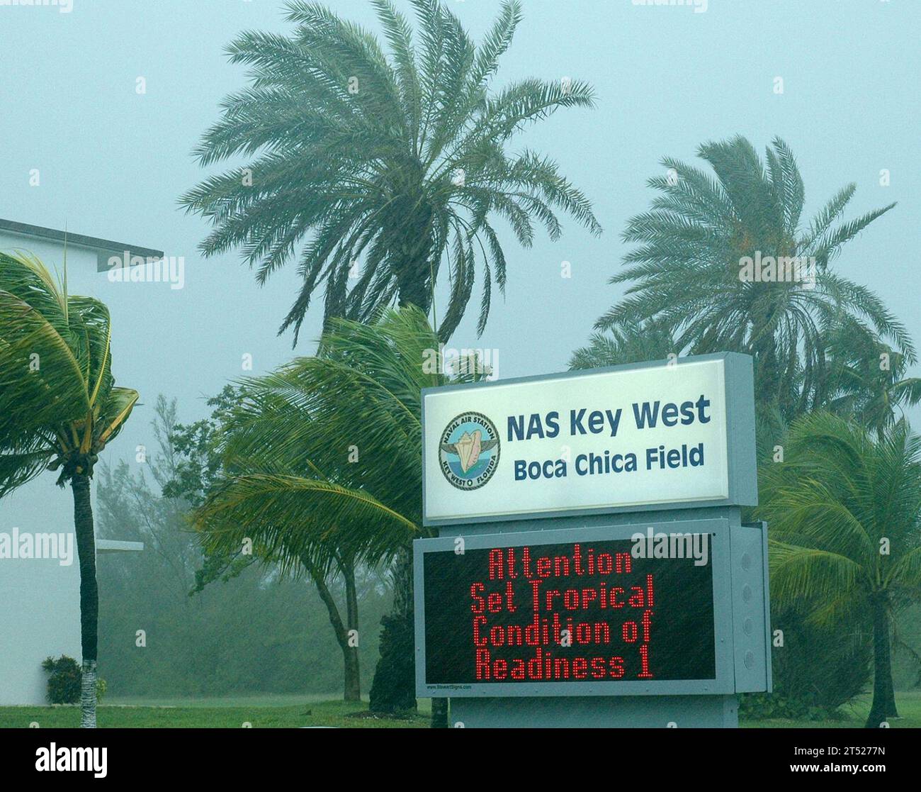 0808188683B-318 NAS KEY WEST, Fla. (18. August 2008) die Marinestützpunkt Key West befindet sich in Zustand von Readiness One (COR 1), als sich der Tropical Storm Fay den Florida Keys nähert. Ab 11:00 Uhr EST lag Fay etwa 70 Meilen südsüdöstlich von Key West, Florida, mit maximal anhaltenden Winden bei etwa 60 Meilen pro Stunde. Fay bewegt sich in Richtung Nord-Nordwesten, etwa 13 Meilen pro Stunde. US Navy Stockfoto