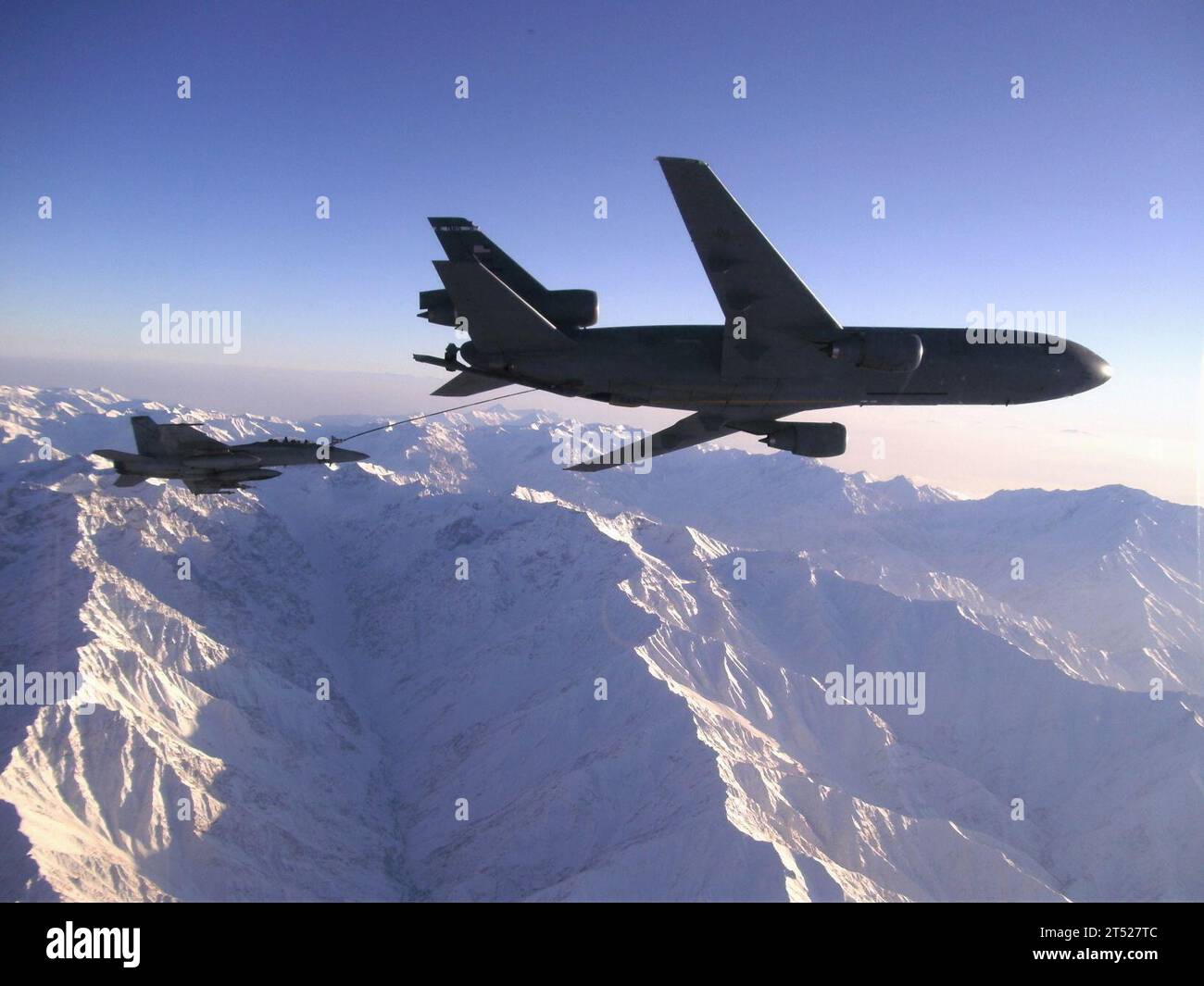 0912093719S-001 AFGHANISTAN (9. Dezember 2009) eine F/A-18F Super Hornet, die der Black Aces of Strike Fighter Squadron (VFA) 41 von einem KC-10 Extender-Flugzeug der US Air Force zugeteilt wurde. Die Nimitz Carrier Strike Group ist auf einem Einsatz in der 5. US-Flotte und unterstützt die Operation Enduring Freedom. (U.S. Navy Stockfoto 0912093719S-001 AFGHANISTAN (9. Dezember 2009) eine F/A-18F Super Hornet, die der Black Aces of Strike Fighter Squadron (VFA) 41 von einem KC-10 Extender-Flugzeug der US Air Force zugeteilt wurde. Die Nimitz Carrier Strike Group ist auf einem Einsatz in der 5. US-Flotte und unterstützt die Operation Enduring Freedom. (U.S. Navy Stockfoto