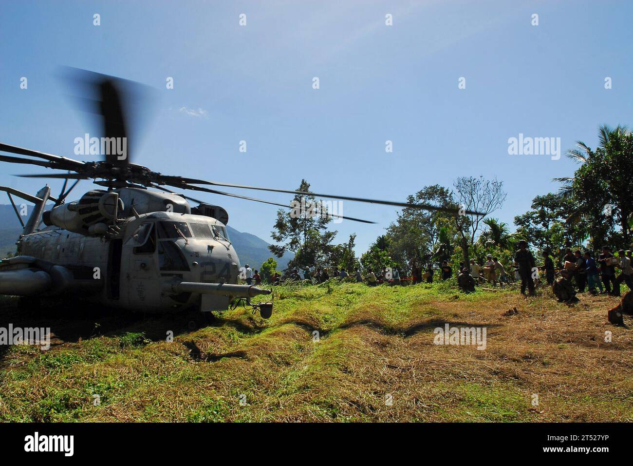 0910099123L-105 PADANG, Indonesien (9. Oktober 2009) Mitarbeiter der US-Luftwaffe, US-Marines, indonesische Luftwaffe und indonesische Staatsbürger entladen einen CH-53E Super Stallion Hubschrauber, der der Dragons of Marine Medium Helicopter Squadron (HMM) 256 zugewiesen ist und nach zwei Erdbeben Hilfsgüter für entlegene Gebiete in West Sumatra in Indonesien liefert. Die Siebte Flotte der Amphibienstreitkräfte leitet die militärische Reaktion der USA auf ein Ersuchen der indonesischen Regierung um Hilfe und Unterstützung für humanitäre Bemühungen. Marineblau Stockfoto