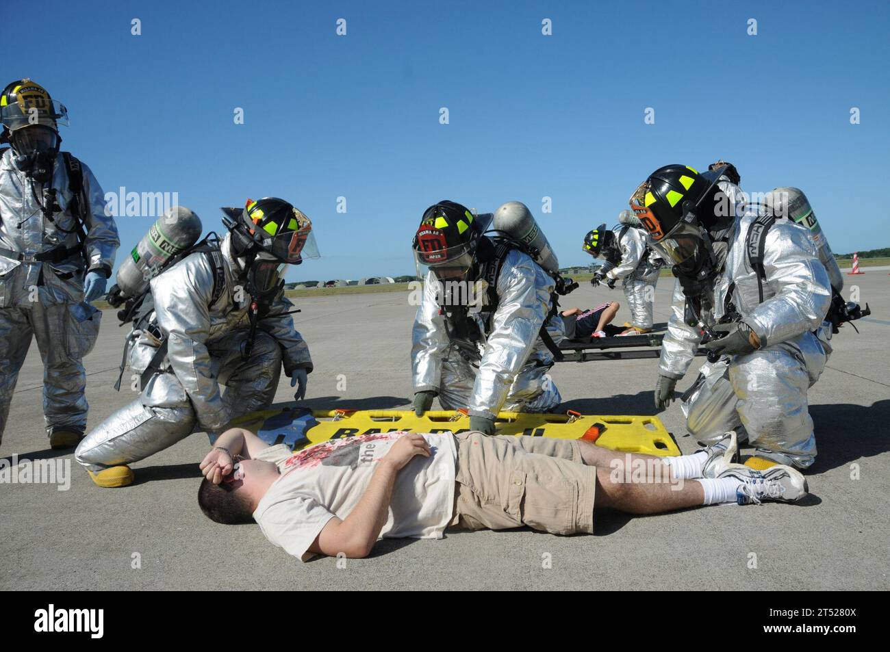 1009082653B-022 LUFTWAFFENSTÜTZPUNKT MISAWA, Japan (8. September 2010) Ersthelfer der Misawa Luftwaffenfeuerwehr bereiten sich darauf vor, die Aviation Maintenance Administration 3rd Class William Zwicker von der Misawa Luftwaffenfluglinie während einer schweren Unfallreaktion zu evakuieren. Die Übung, bestehend aus Einheiten der Marine, der Luftwaffe und der japanischen Luftwaffe, soll die Interoperabilität im Falle einer Katastrophe größeren Ausmaßes verbessern. Marineblau Stockfoto