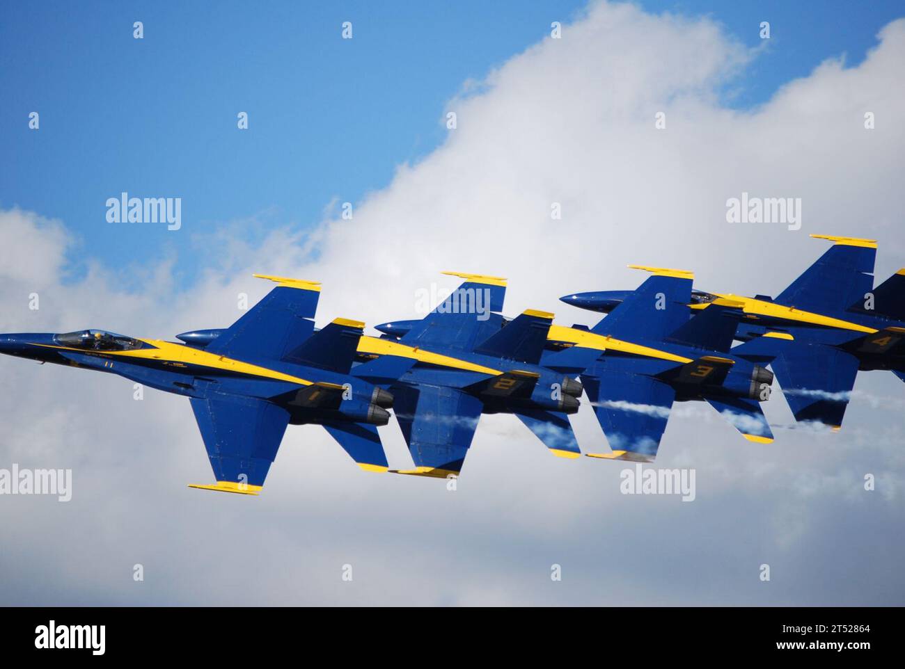 1009110869H-314 LUFTWAFFENSTÜTZPUNKT SCOTT, Illinois (11. September 2010) das Flugdemonstrationsteam der US Navy, die Blue Angels, führt während St. Louis Navy Woche. St. Die Louis Navy Week, die vom 2. Bis 12. September stattfindet, ist eine von 19 Navy Weeks, die 2010 in ganz Amerika geplant sind. Die Navy Weeks zeigen den Amerikanern die Investitionen, die sie in ihre Marine getätigt haben, und erhöhen das Bewusstsein in Städten, die keine bedeutende Präsenz der Navy haben. Marineblau Stockfoto