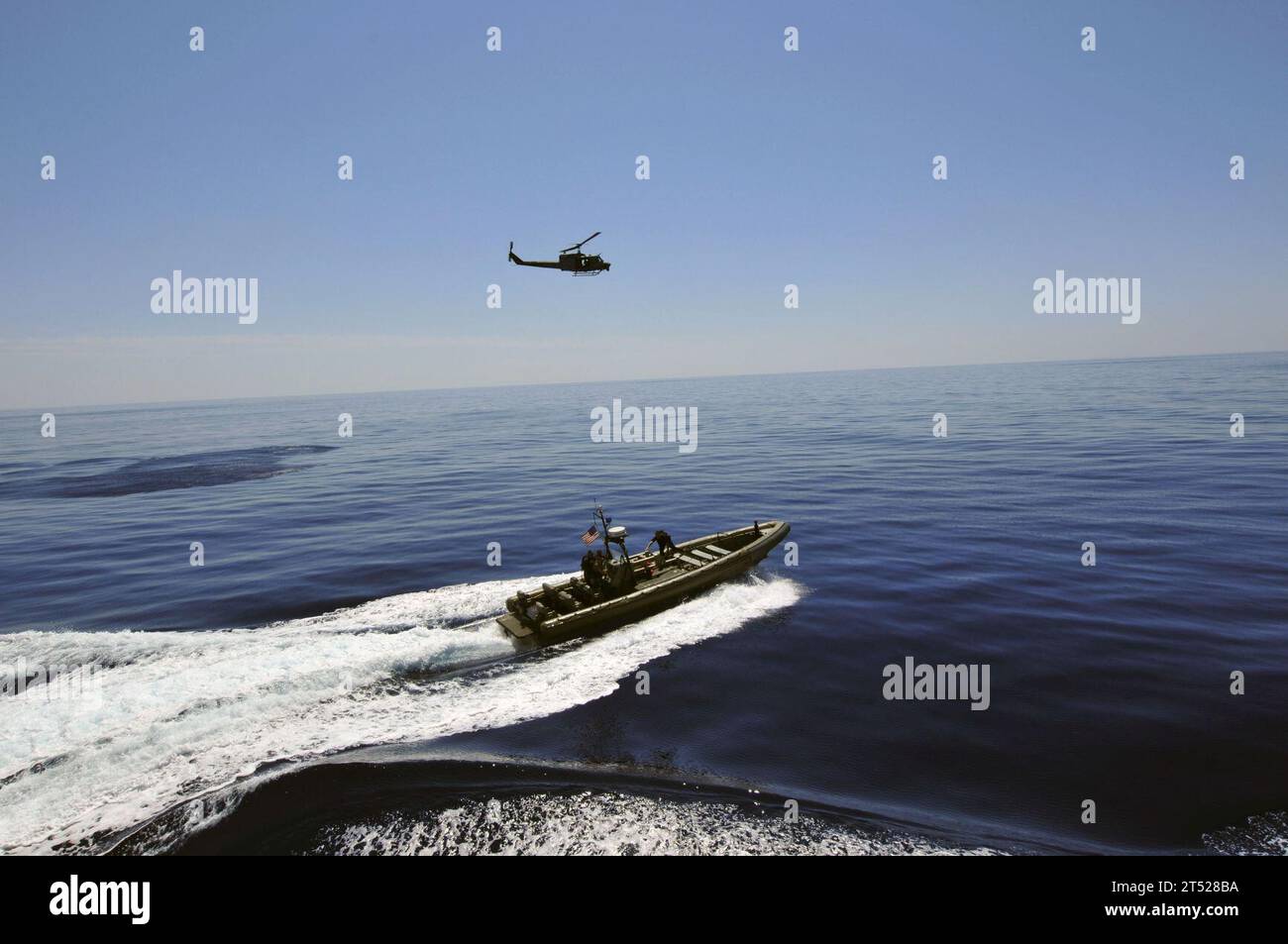 110514XO436-179 MITTELMEER (14. Mai 2011) Ein aufblasbares Starrrrumpf-Boot und ein UH-1N Huey Hubschrauber, der dem Amphibien-Transportschiff USS Mesa Verde (LPD 19) der San Antonio-Klasse zugeteilt ist, unterstützen die Marines 52 während eines Besuchs, an Bord, bei der Suche und bei der Beschlagnahme. Barry ist auf einem Routineeinsatz, der maritime Sicherheitsoperationen und Kooperationsmissionen zur Theatersicherheit im Zuständigkeitsbereich der 6. US-Flotte durchführt. Marineblau Stockfoto