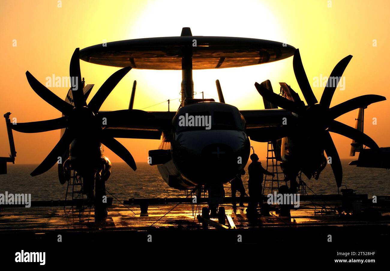 1011128824M-051 ARABISCHE GOLF (12. November 2010) Seeleute der Sun Kings of Airborne Early Warning Squadron (VAW) 116 arbeiten an einer E-2C Hawkeye bei Sonnenuntergang an Bord des Flugzeugträgers USS Abraham Lincoln (CVN 72). VAW-116 ist Teil der Abraham Lincoln Carrier Strike Group, die in den Zuständigkeitsbereich der 5. US-Flotte entsandt wird, um Maßnahmen zur Gefahrenabwehr im Seeverkehr und zur Zusammenarbeit im Bereich der Theatersicherheit zu unterstützen. Marineblau Stockfoto