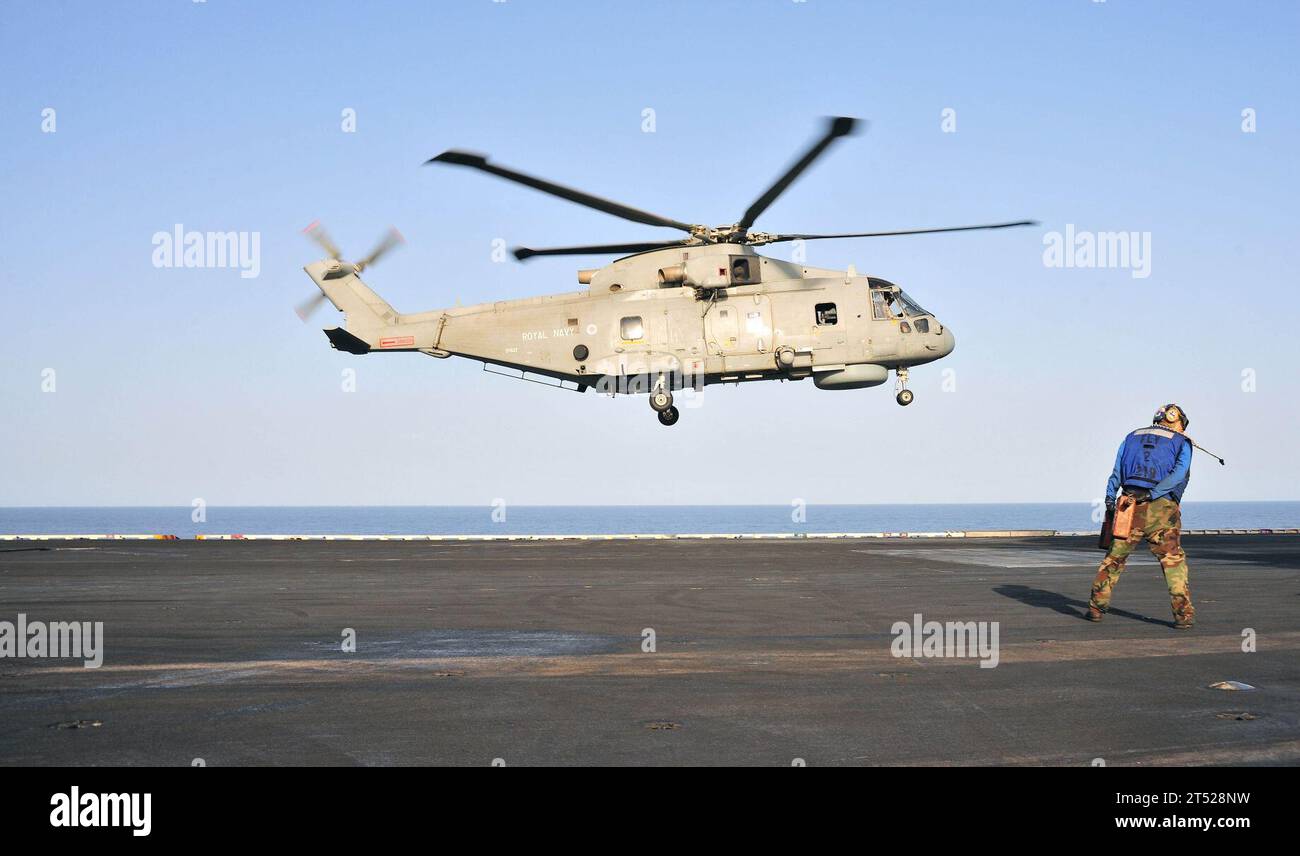 110606OP638-047 GOLF VON ADEN (6. Juni 2011) Ein Helikopter der Royal Navy Merlin HM MK 1 mit einem medizinisch evakuierten Seemann vom Motorschiff Baltic Island landet auf dem Flugdeck des Flugzeugträgers USS Enterprise (CVN 65). Der Seemann wurde zunächst von der Baltischen Insel in die koreanische Marine-Zerstörer ROKS Chungmugong Yi Sun-Shin (DDH 975) transportiert, bevor er zum Royal Fleet Auxiliary Opferschiff RFA Argus (A135) verlegt wurde. Nachdem er an Bord von Argus untersucht wurde, wurde er zur fortgeschrittenen Behandlung auf die Enterprise gebracht. Marineblau Stockfoto