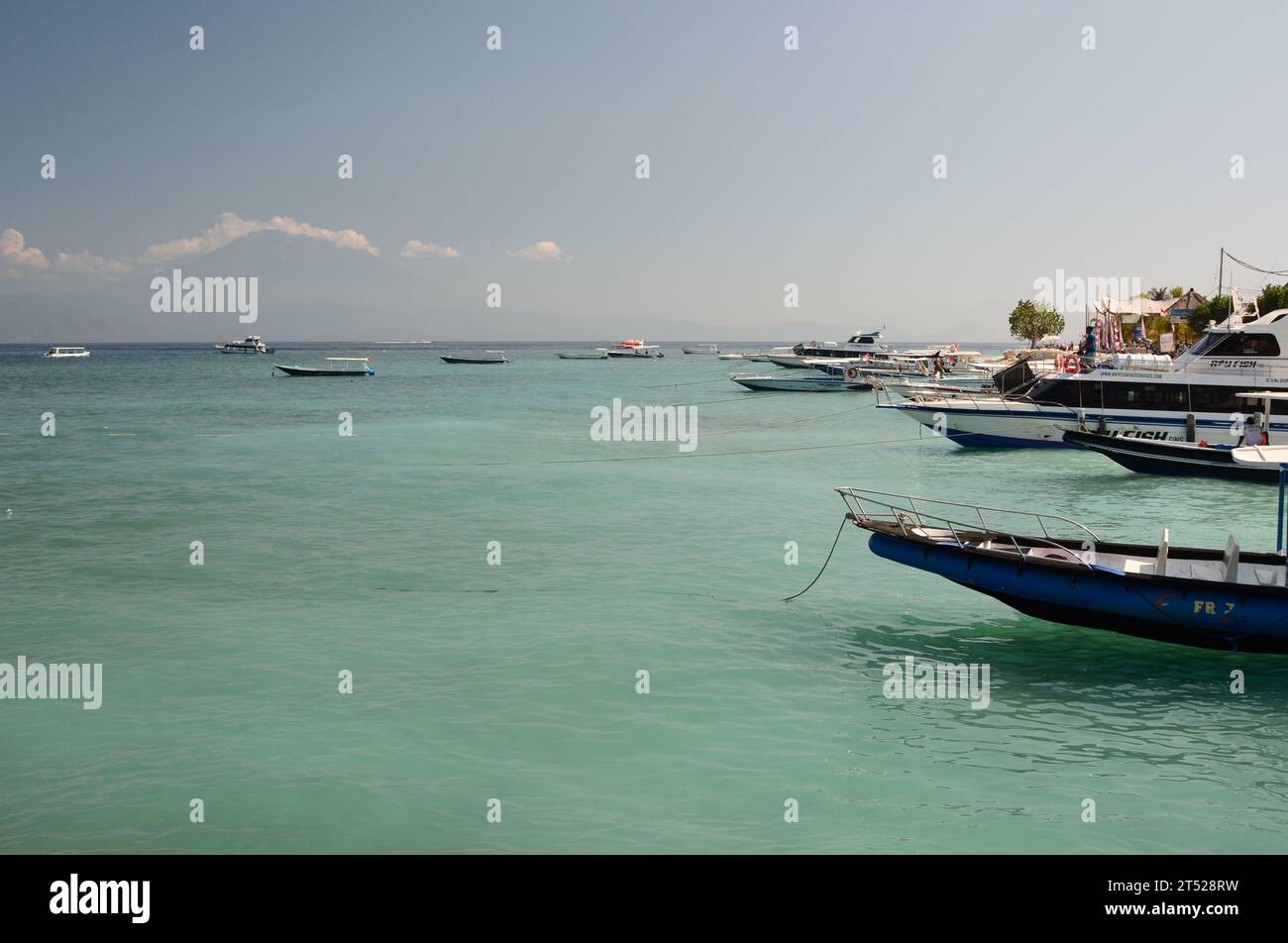 Vertäute Boote im Hafen von Toya Pakeh. Nusa Penida. Klungkung Regency. Bali. Indonesien Stockfoto