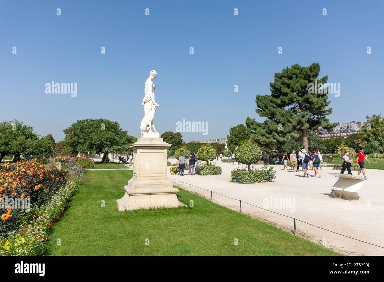 Centrale Pfad mit Statuen, Jardin des Tuileries (Garten der Tuilerien), 1. Arrondissement, Paris, Île-de-France, Frankreich Stockfoto