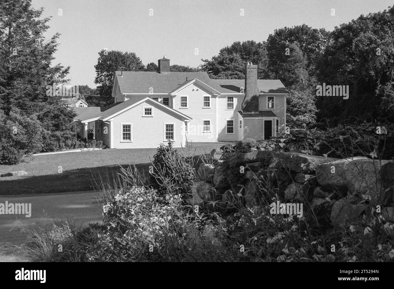 Long Hill - Beverly, Massachusetts - ein altes Haus, das in den Horticultural Campus umgewandelt wurde und die untergehende Sommersonne reflektiert. Das Bild wurde auf aufgenommen Stockfoto