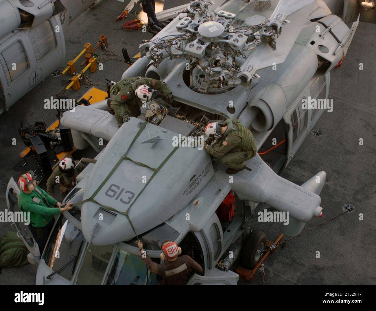 1010232686K-628 ATLANTISCHER OZEAN (23. Oktober 2010) Seeleute an Bord des Flugzeugträgers USS George H.W. Bush (CVN 77) führen Vorfluginspektionen auf einem MH-60S Sea Hawk durch. George H.W. Bush führt ein Problem mit der Verfügbarkeit und der abschließenden Bewertung des Schiffes durch. Marineblau Stockfoto