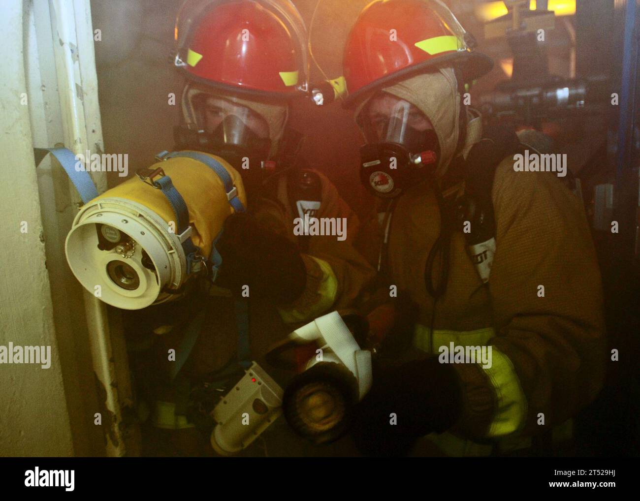 1004254516G-061 ATLANTISCHER OZEAN (25. April 2010) Seeleute bekämpfen einen simulierten Brand während einer allgemeinen Quarter-Übung an Bord des nuklearbetriebenen Flugzeugträgers USS Enterprise (CVN 65). Enterprise beginnt mit einer unabhängigen Dämpfungsübung, bevor sie mit der Zertifizierung des Flugdecks und ihrer Aufarbeitungsphase beginnt, die zu einer bevorstehenden Bereitstellung führt. Marineblau Stockfoto