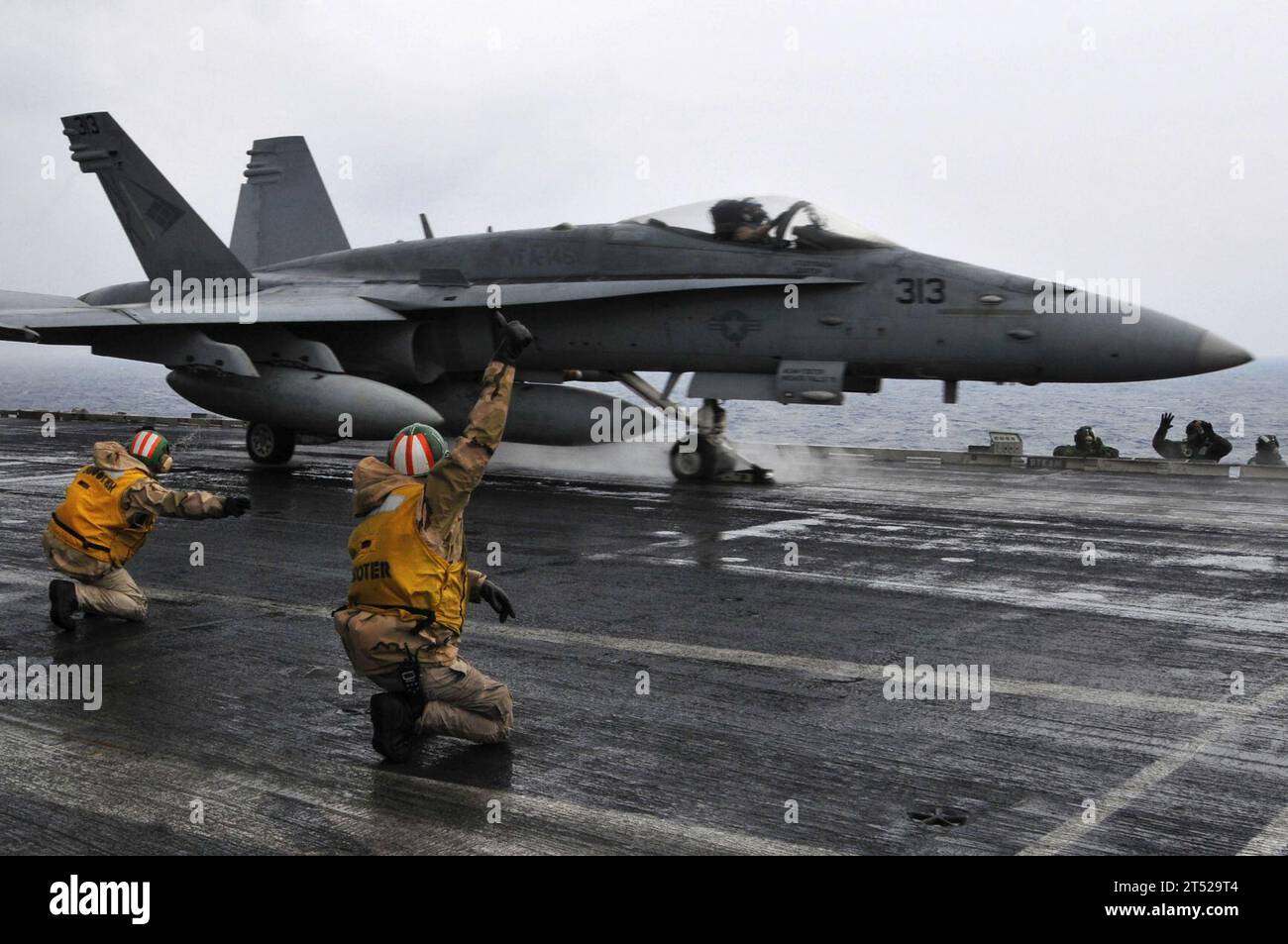 Flugzeugträger, blaue Diamanten, Katapult, F/A-18C Hornet, Flugdeck, Start, Navy, Strike Fighter Squadron 146, U.S. Navy, USS Ronald Reagan (CVN 76), vfa-146 Stockfoto